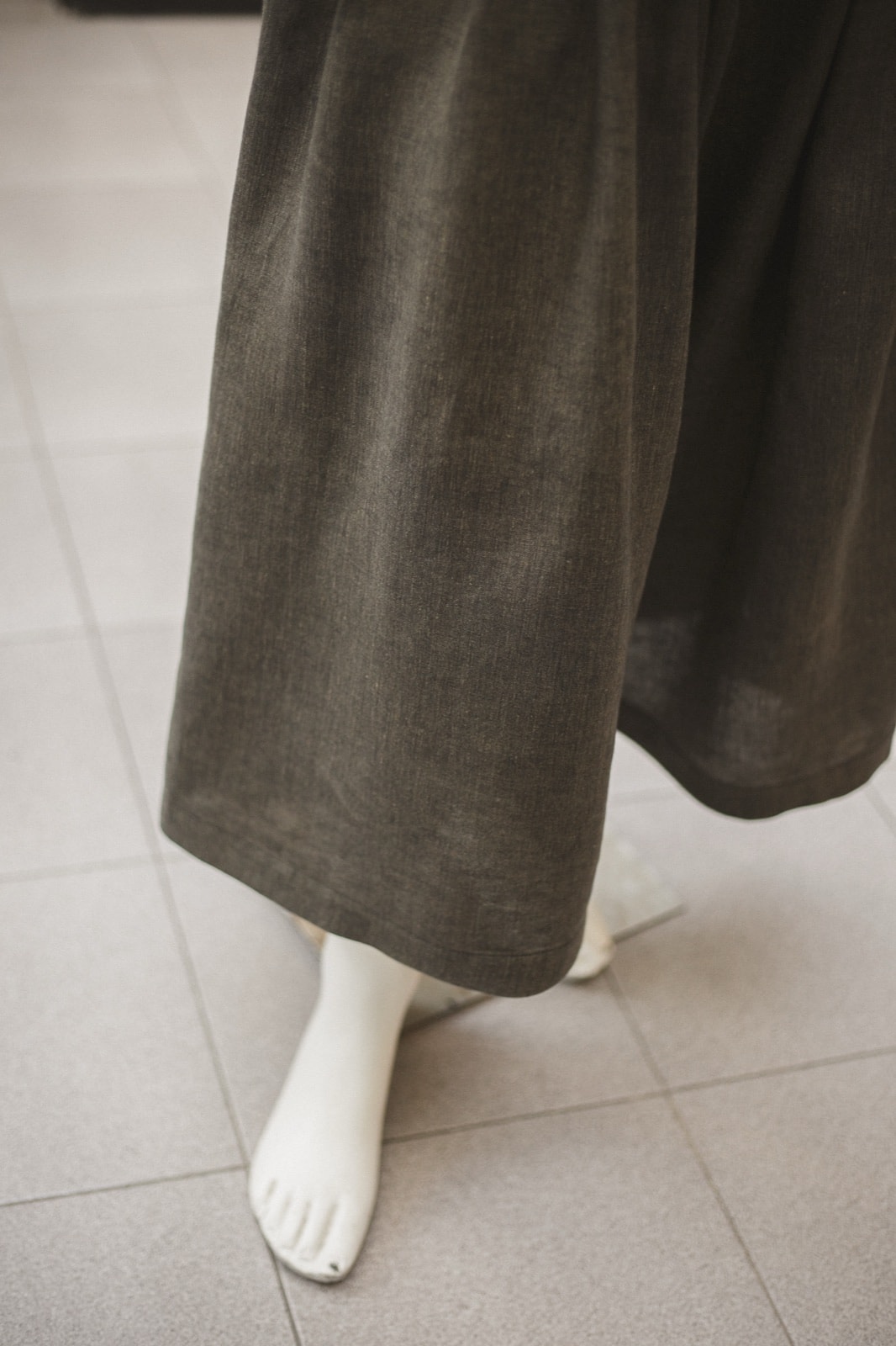 Caída vertical de la pierna del Pantalón Ritual en lino italiano verde alga. Atelier Molina, Buenos Aires