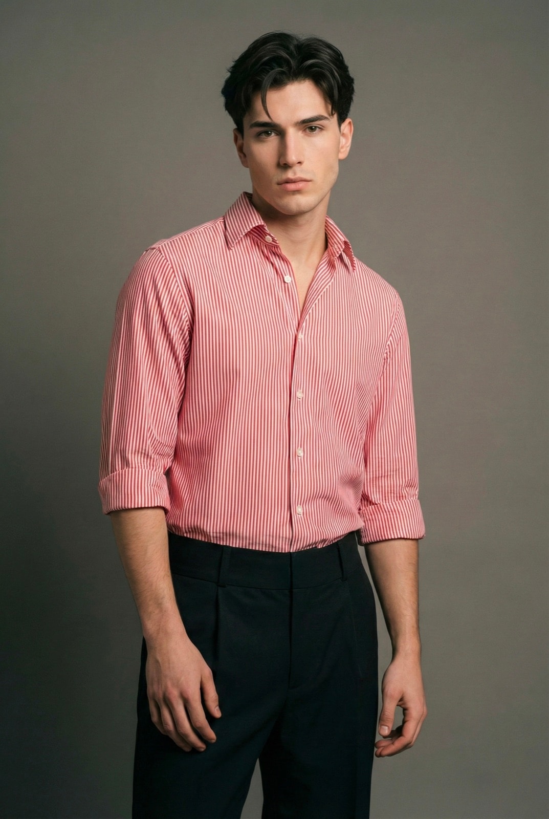 Pantalón Sastrero Molina negro de pierna ancha, vista frontal sobre modelo con camisa a rayas rojas.