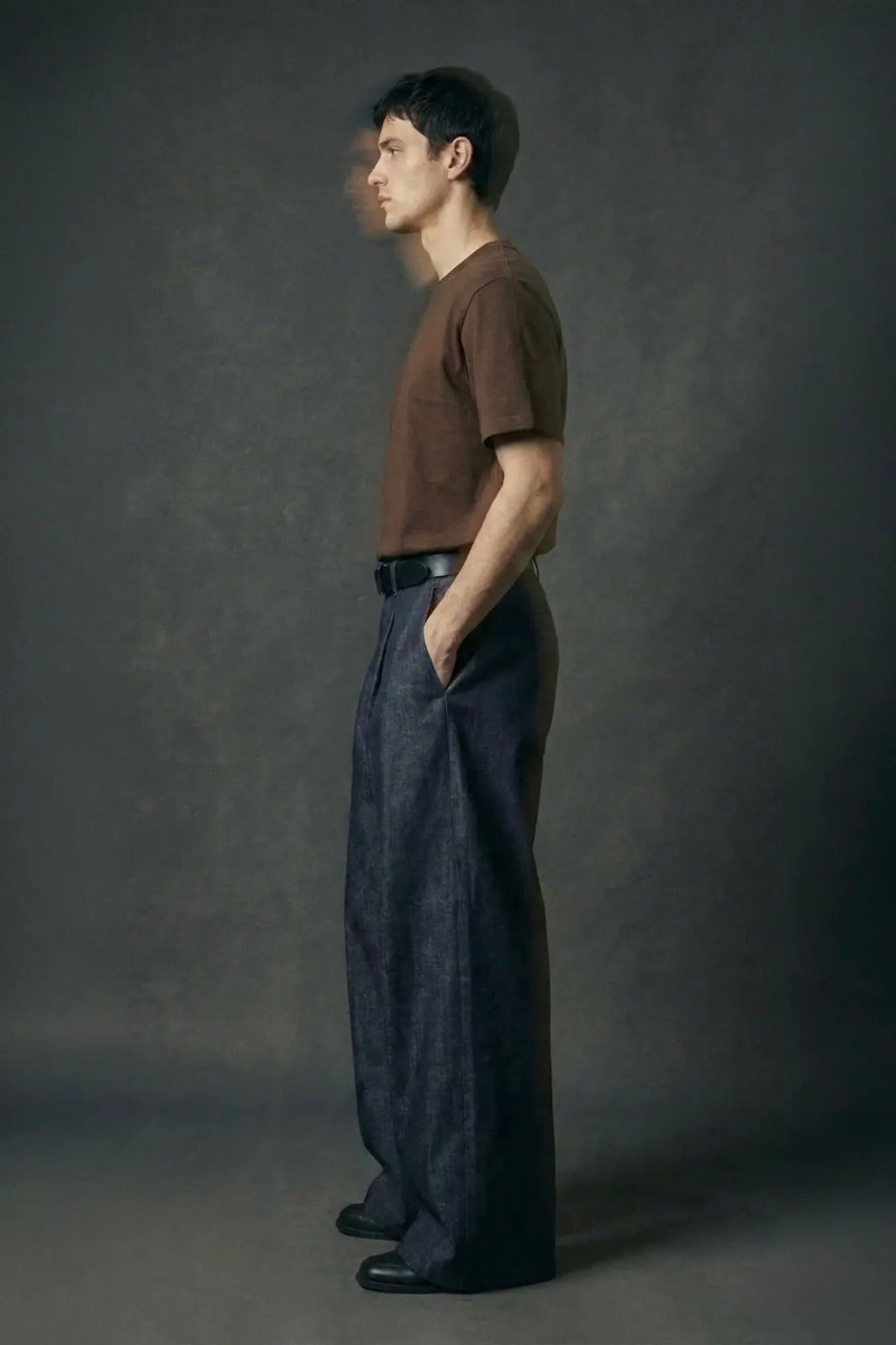 Pantalón Sastrero Molina en denim raw índigo sobre modelo de perfil, mostrando la caída recta de la pierna ancha.