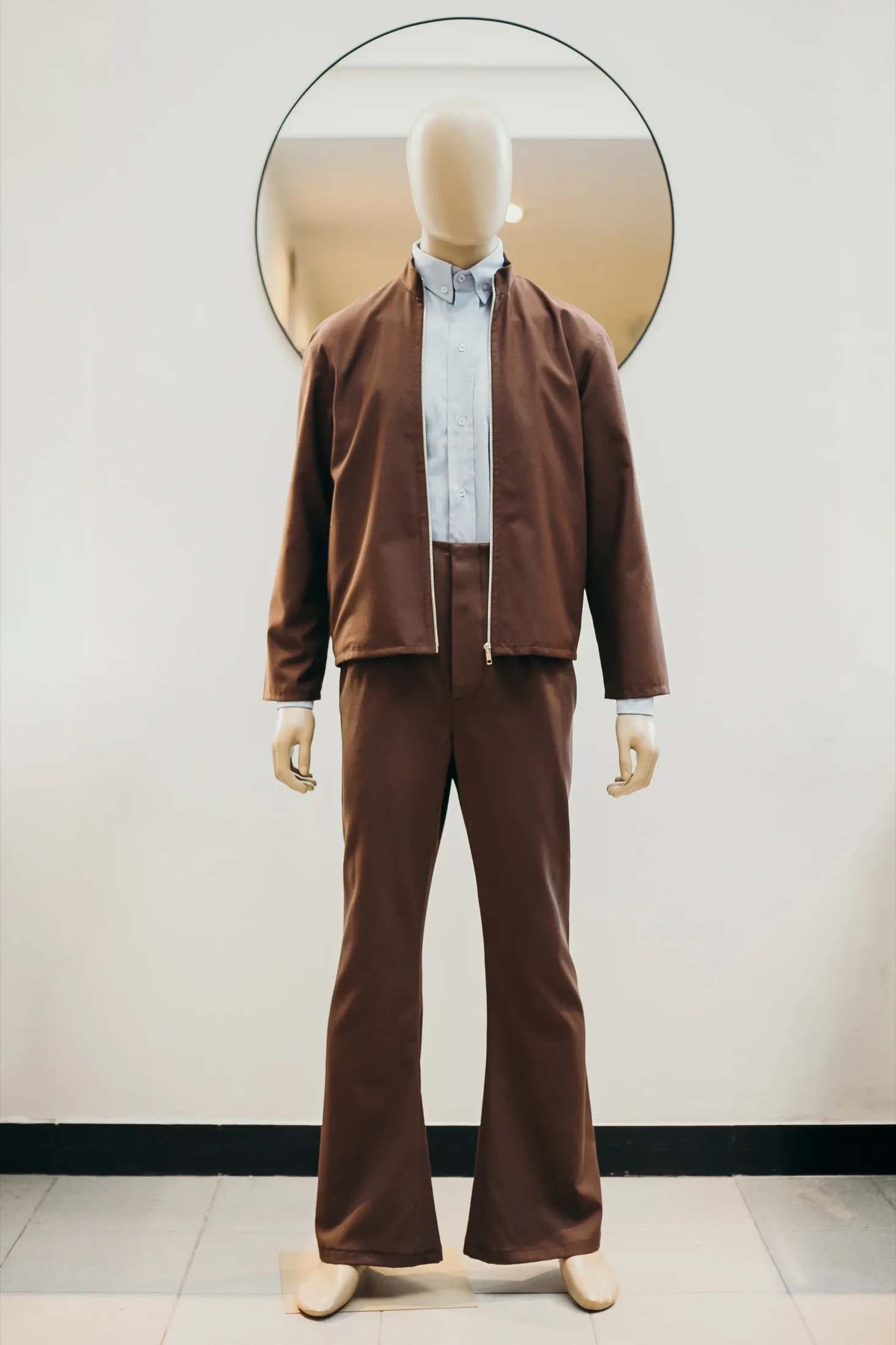 Pantalón sastrero tiro alto chocolate en tencel sobre maniquí, vista completa en el atelier