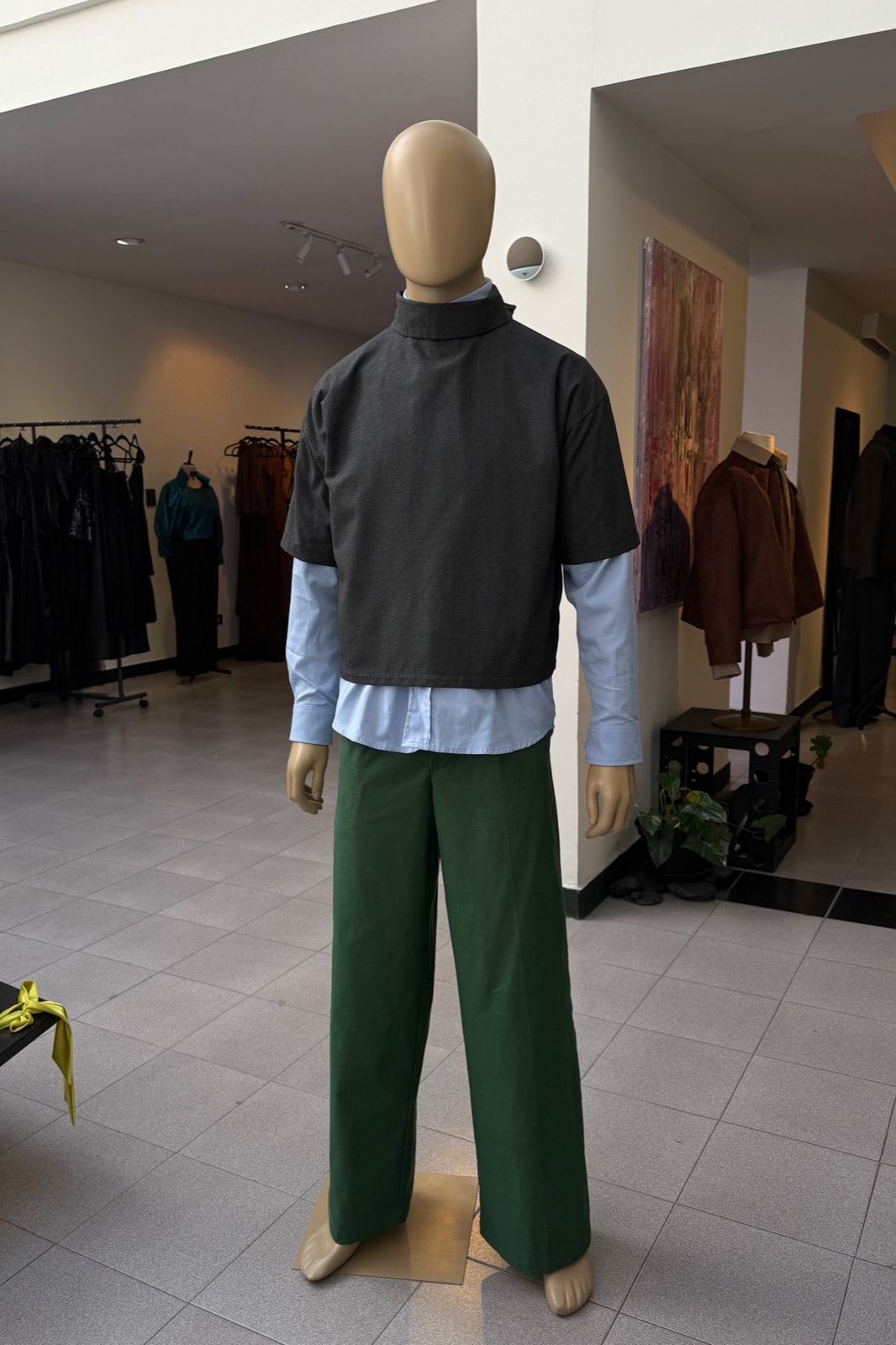 Pantalón sastrero Molina en gabardina elastizada verde, corte wide leg de cintura alta, diseño de autor de Atelier Molina en Buenos Aires