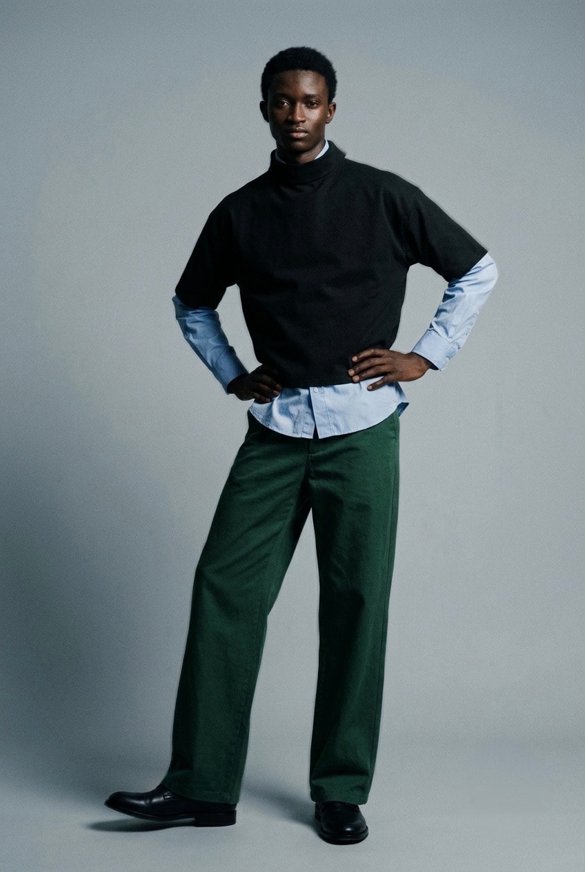 Remera cuello alto gris, camisa 100% algodón celeste y pantalón sastrero verde · Atelier Molina, Buenos Aires