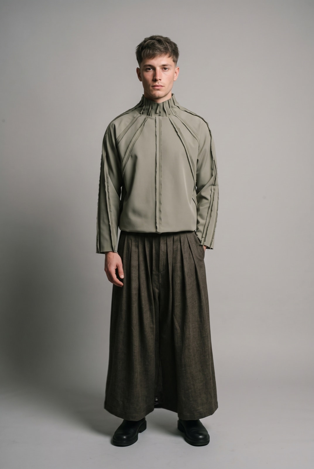 Remera radial verde de manga larga combinada con pantalón amplio, calce boxy, diseño de autor de Atelier Molina en Buenos Aires
