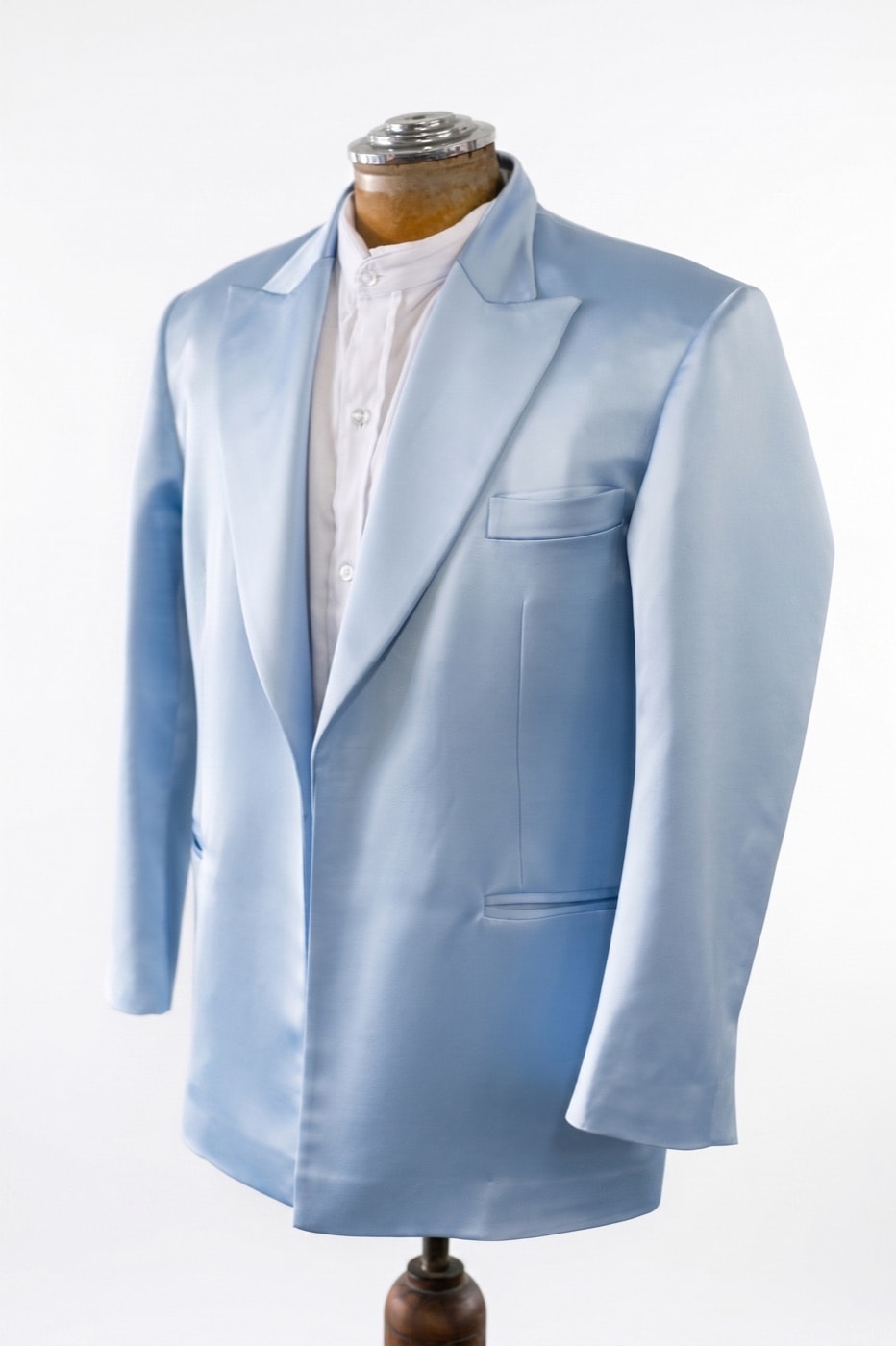 Saco del traje de crepe satén celeste sobre maniquí, solapa pico y bolsillo de pecho, Atelier Molina, Buenos Aires