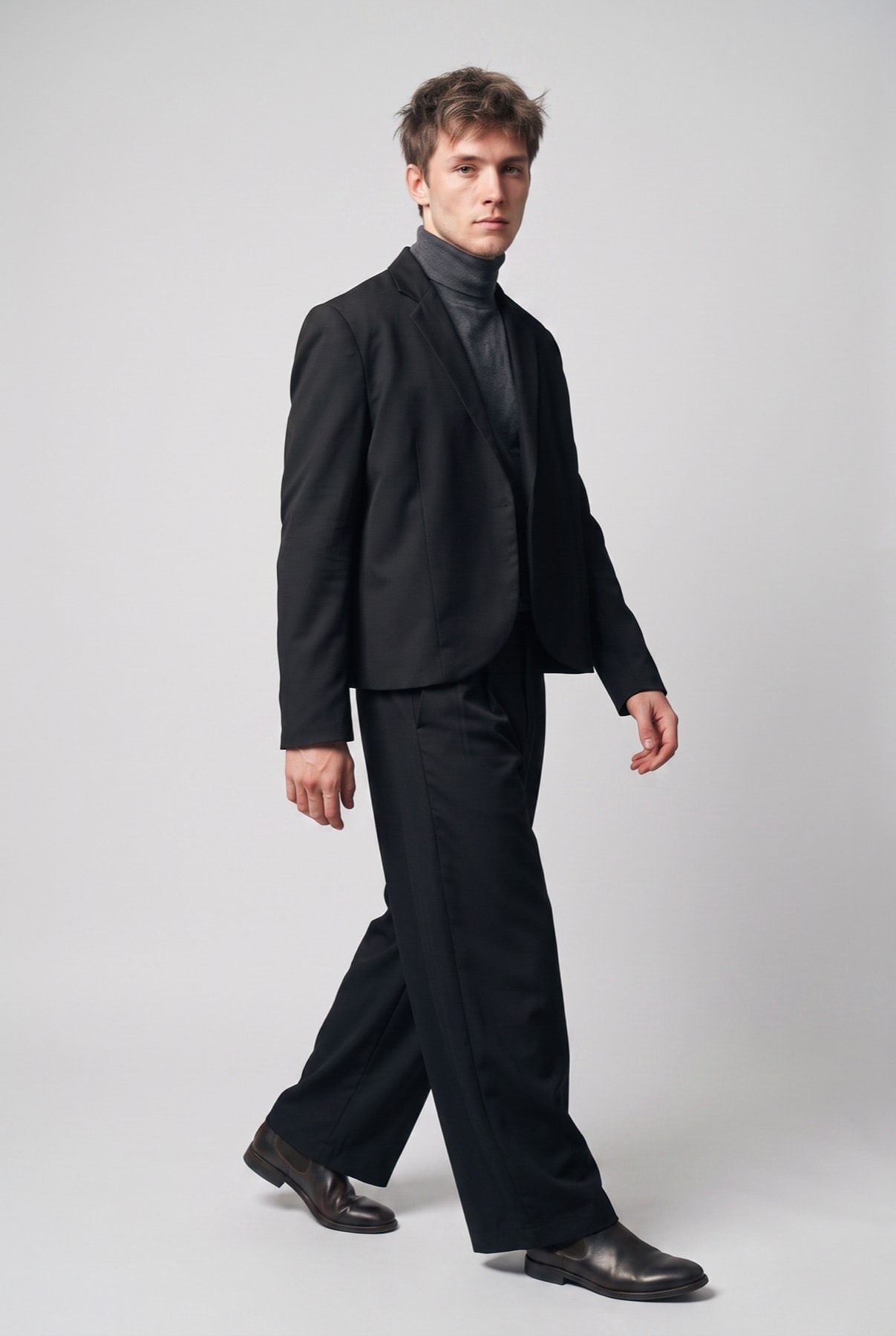 Saco Molina de lana negra visto de perfil en movimiento, con pantalón de pierna ancha, Atelier Molina