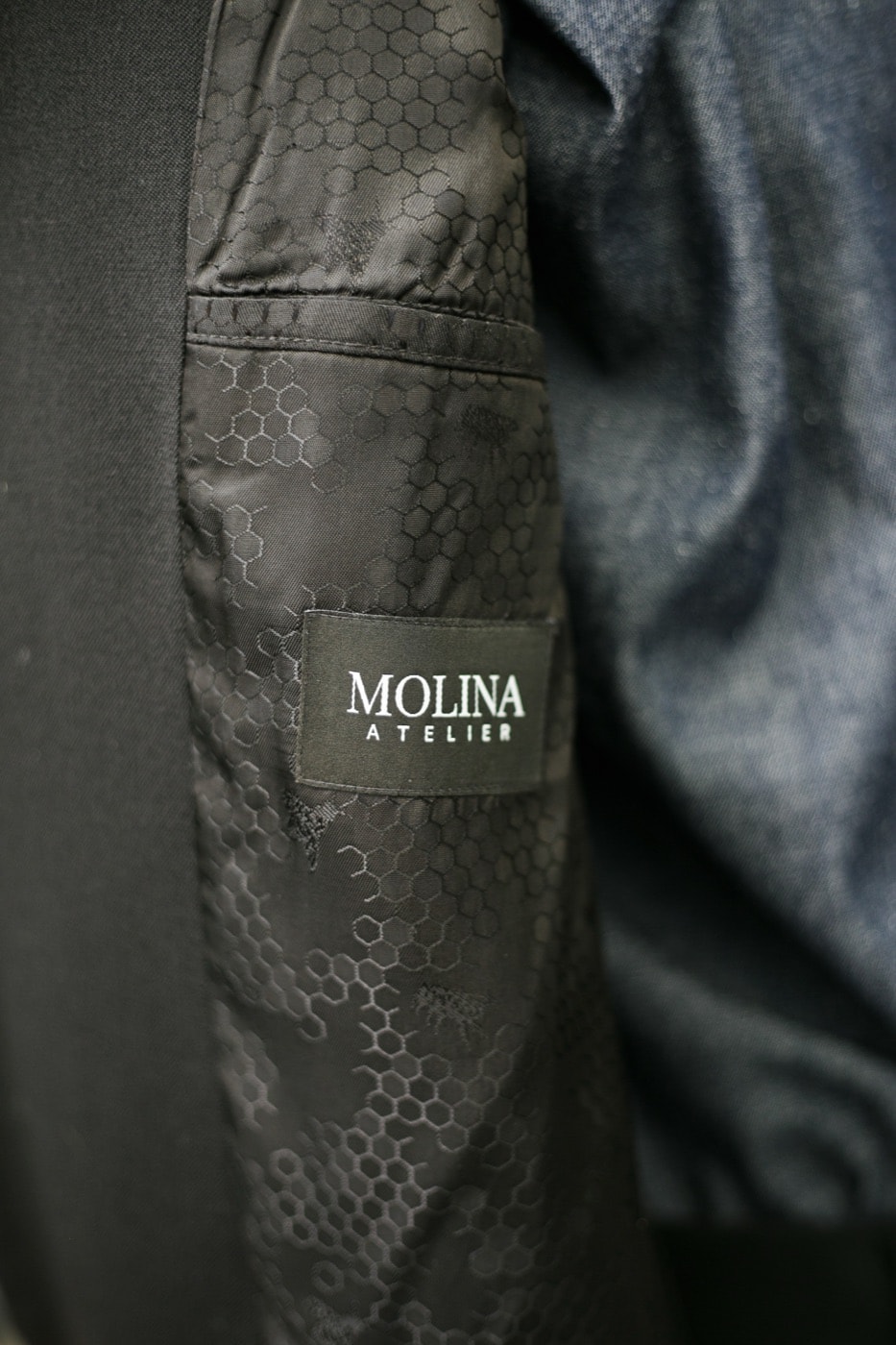 Forro de panal y etiqueta Molina Atelier en el interior del Saco Molina de lana negra