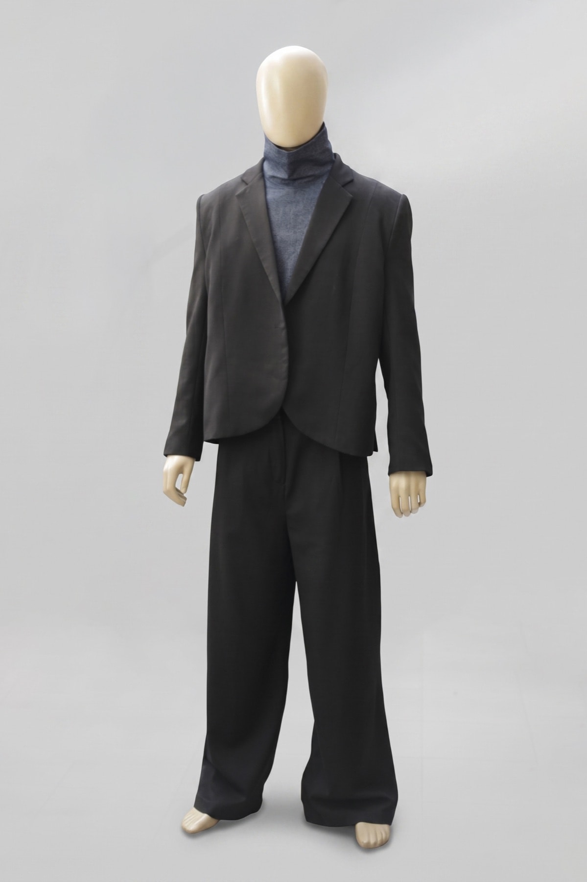 Saco Molina de lana negra sobre maniquí, con el pantalón sastrero al tono, Atelier Molina, Buenos Aires