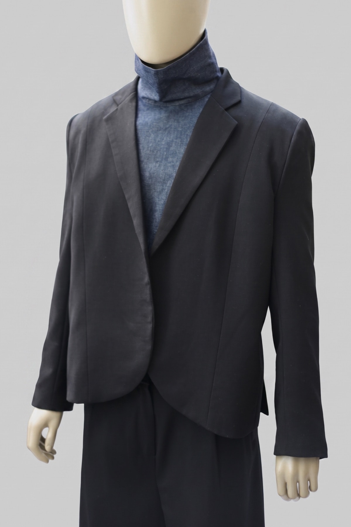Frente abierto y largo a la cadera del Saco Molina de lana negra sobre maniquí, Atelier Molina