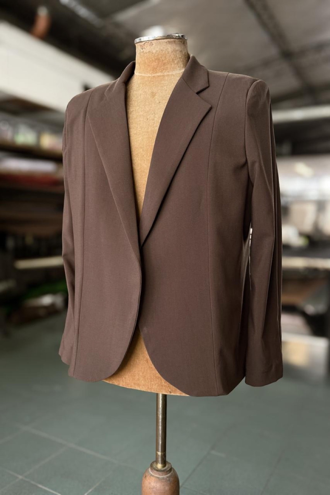 Saco Molina en tencel chocolate sobre maniquí de sastre en el atelier de Atelier Molina en Buenos Aires, vista delantera con el frente abierto