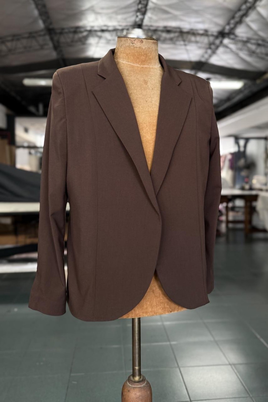 Saco Molina en tencel chocolate montado sobre maniquí en el taller de Atelier Molina, con hombros marcados y ruedo redondeado