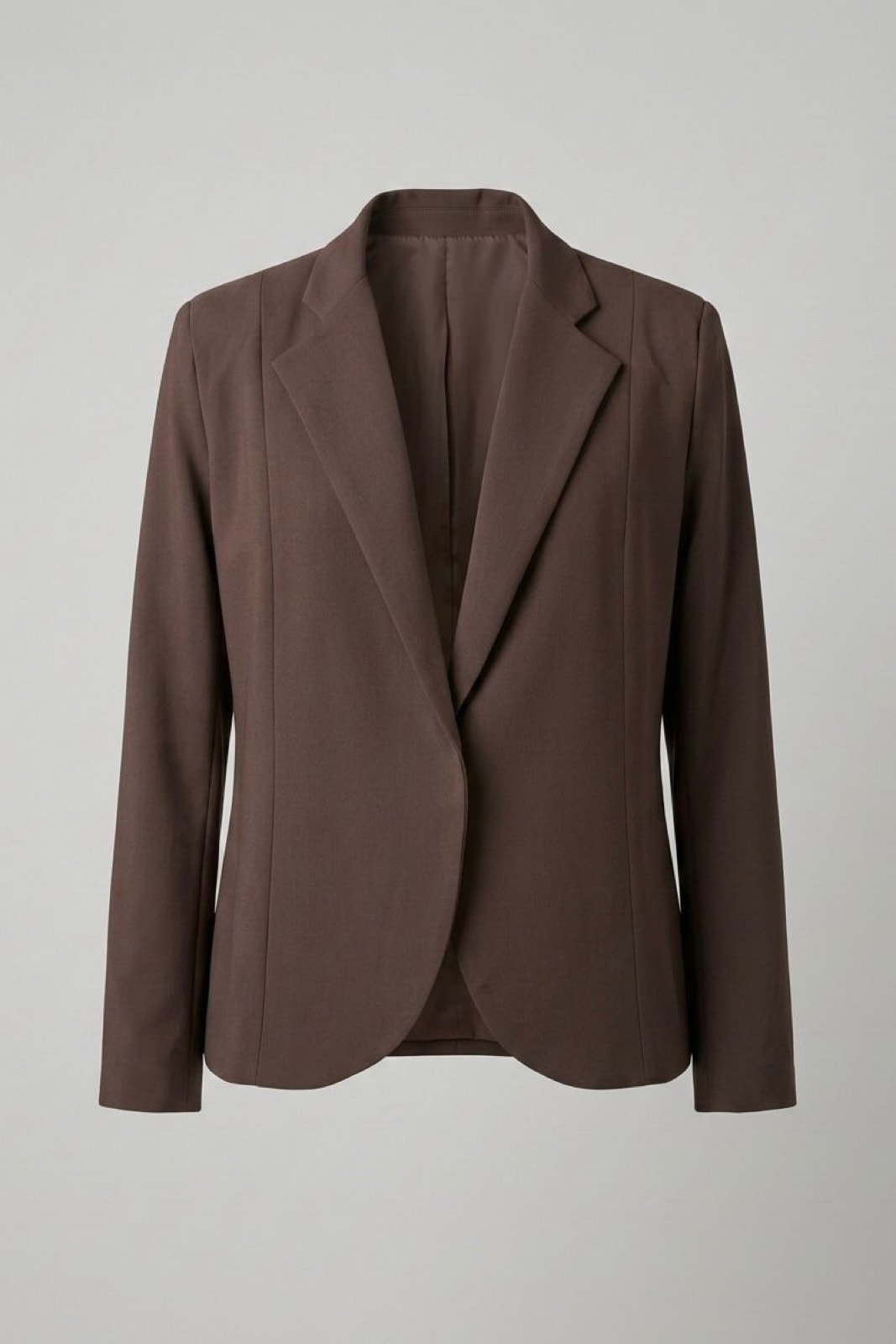 Saco Molina en tencel chocolate de Atelier Molina, plano completo de frente sobre fondo claro, con solapa de muesca, pinzas delanteras y ruedo redondeado