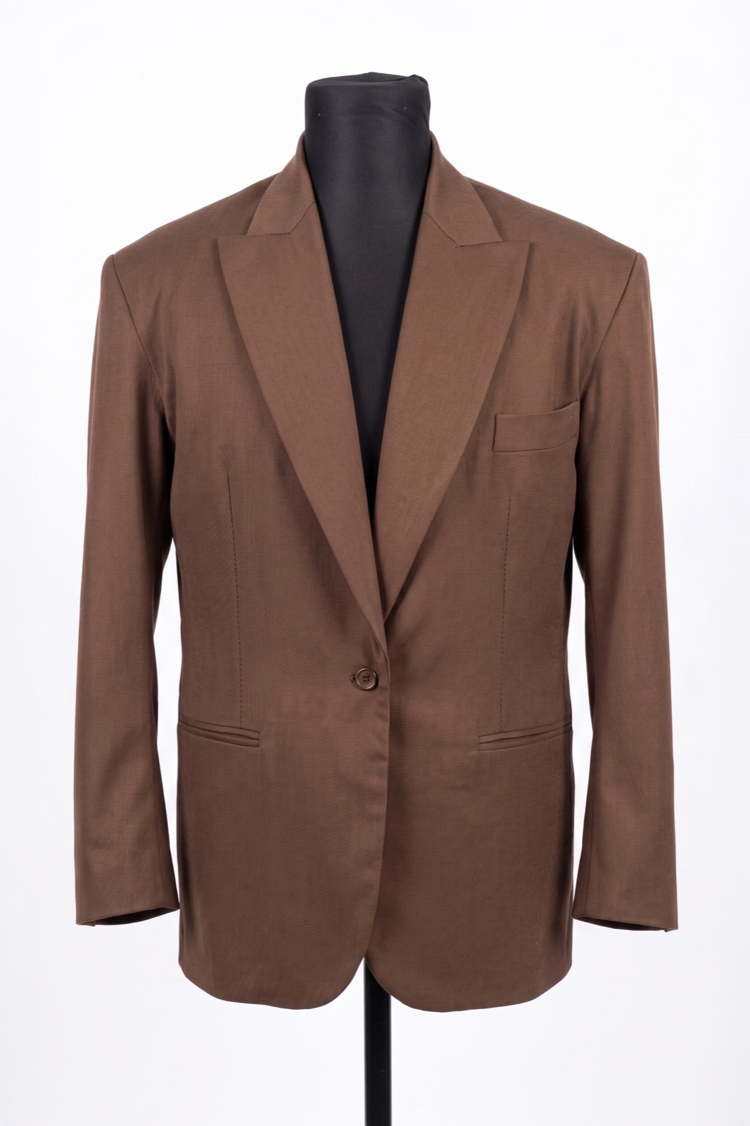 Saco de línea smoking en tencel chocolate de Atelier Molina, vista delantera con solapa pico ancha y cierre de un botón