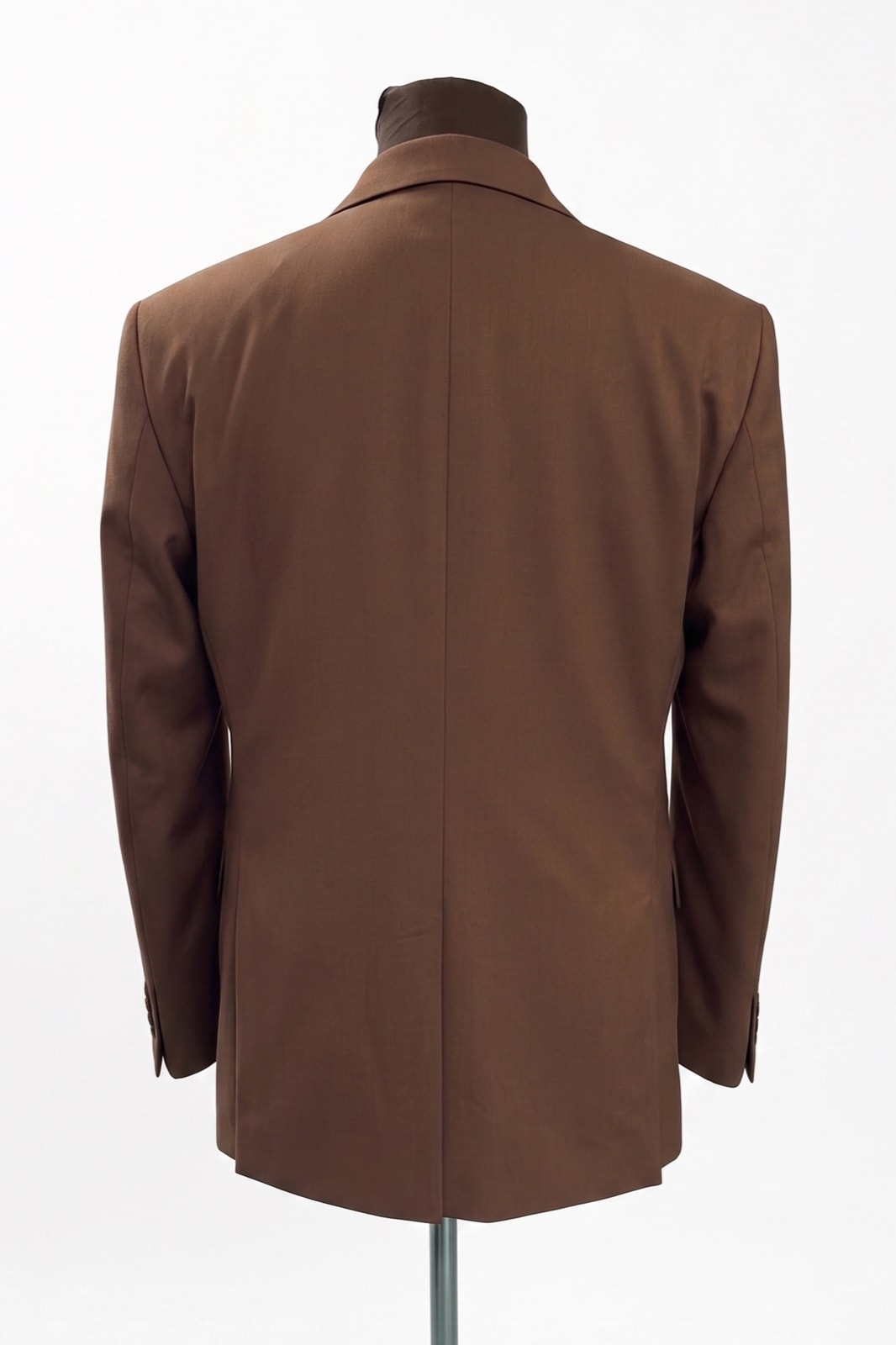 Espalda del saco de línea smoking en tencel chocolate de Atelier Molina, con costura central y hombro construido
