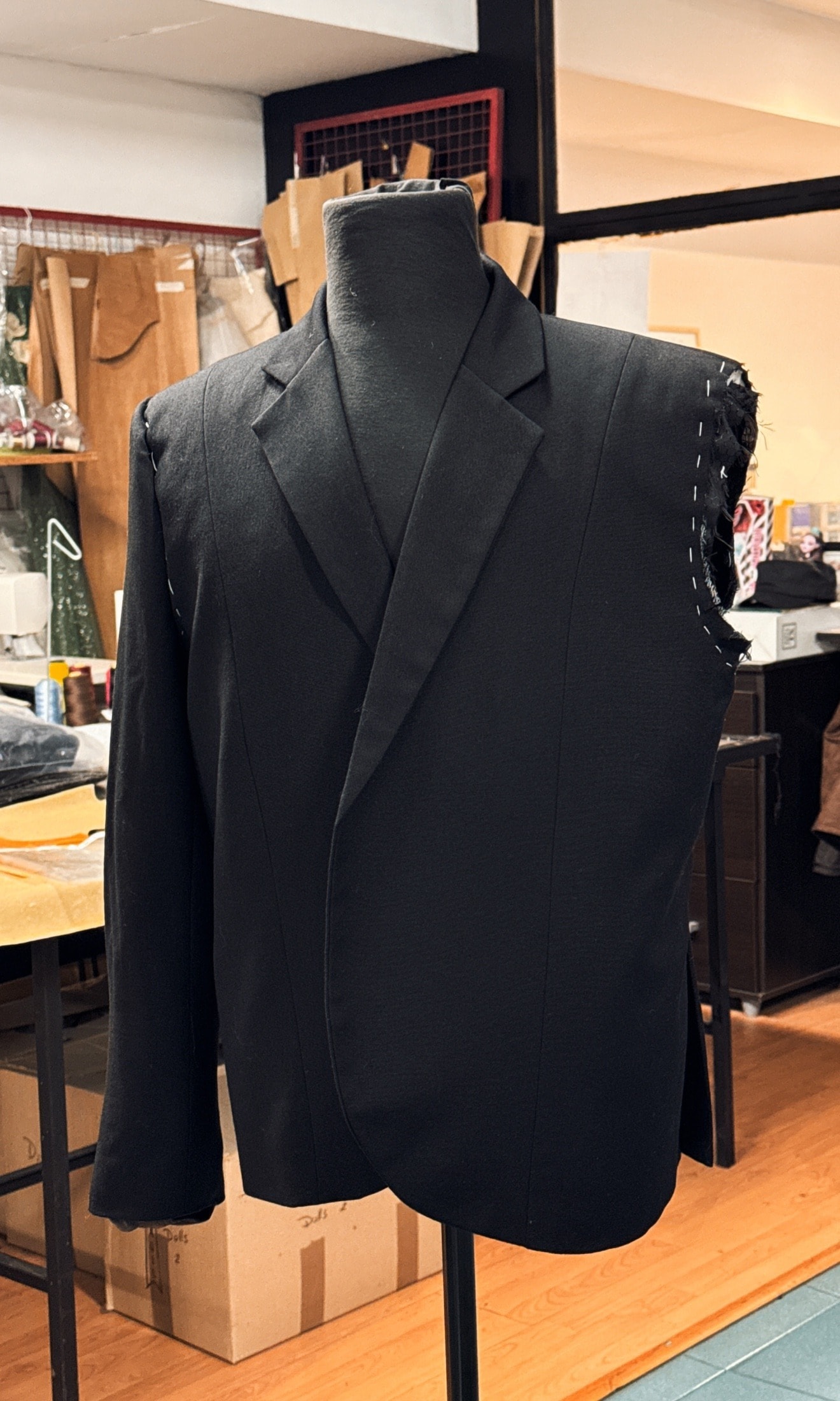 Traje negro de hombre en lana virgen italiana · Atelier Molina, Buenos Aires
