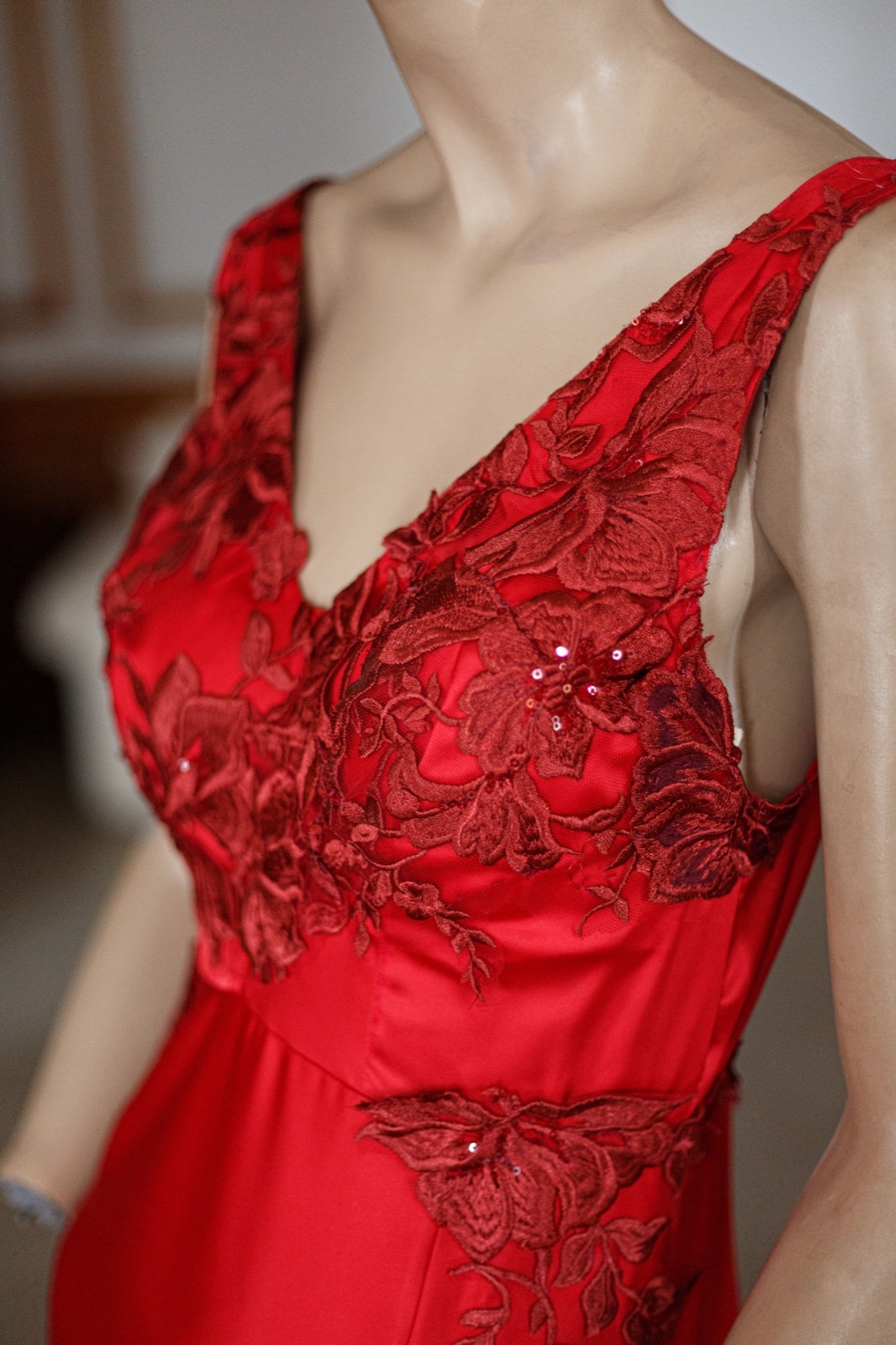Vestido bordado rojo en internet