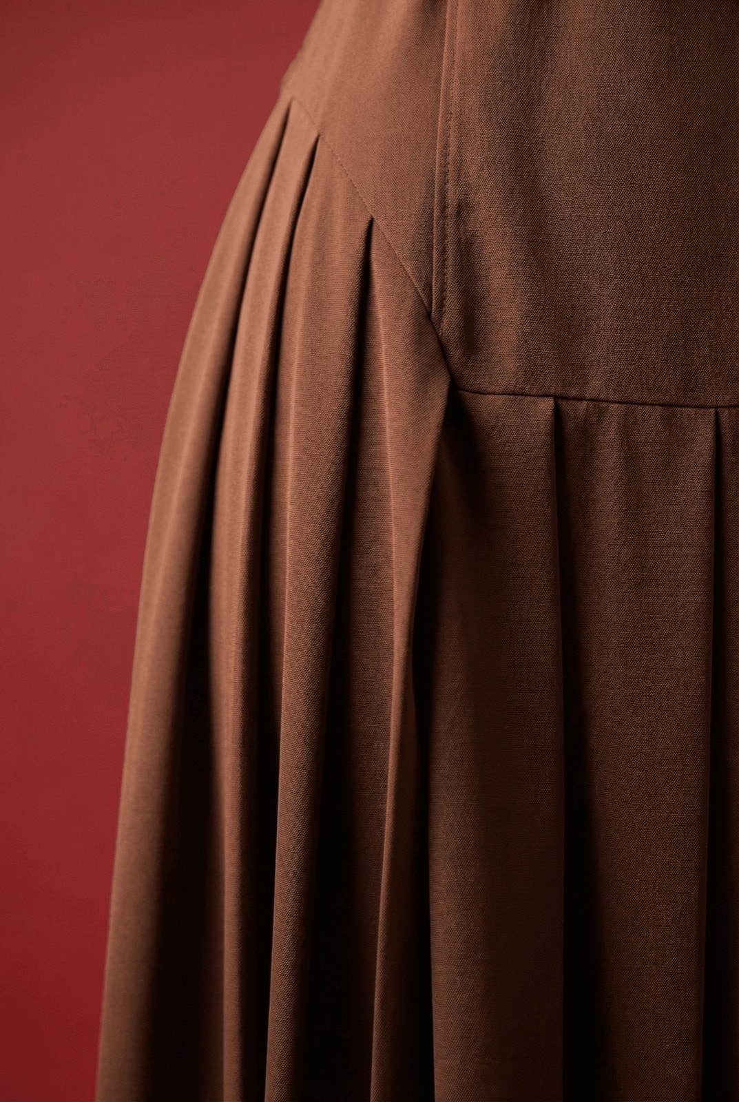 Detalle de las tablas del Vestido Chocolate con Tablas de Atelier Molina, mostrando la caída del crepe sastrero en la falda.