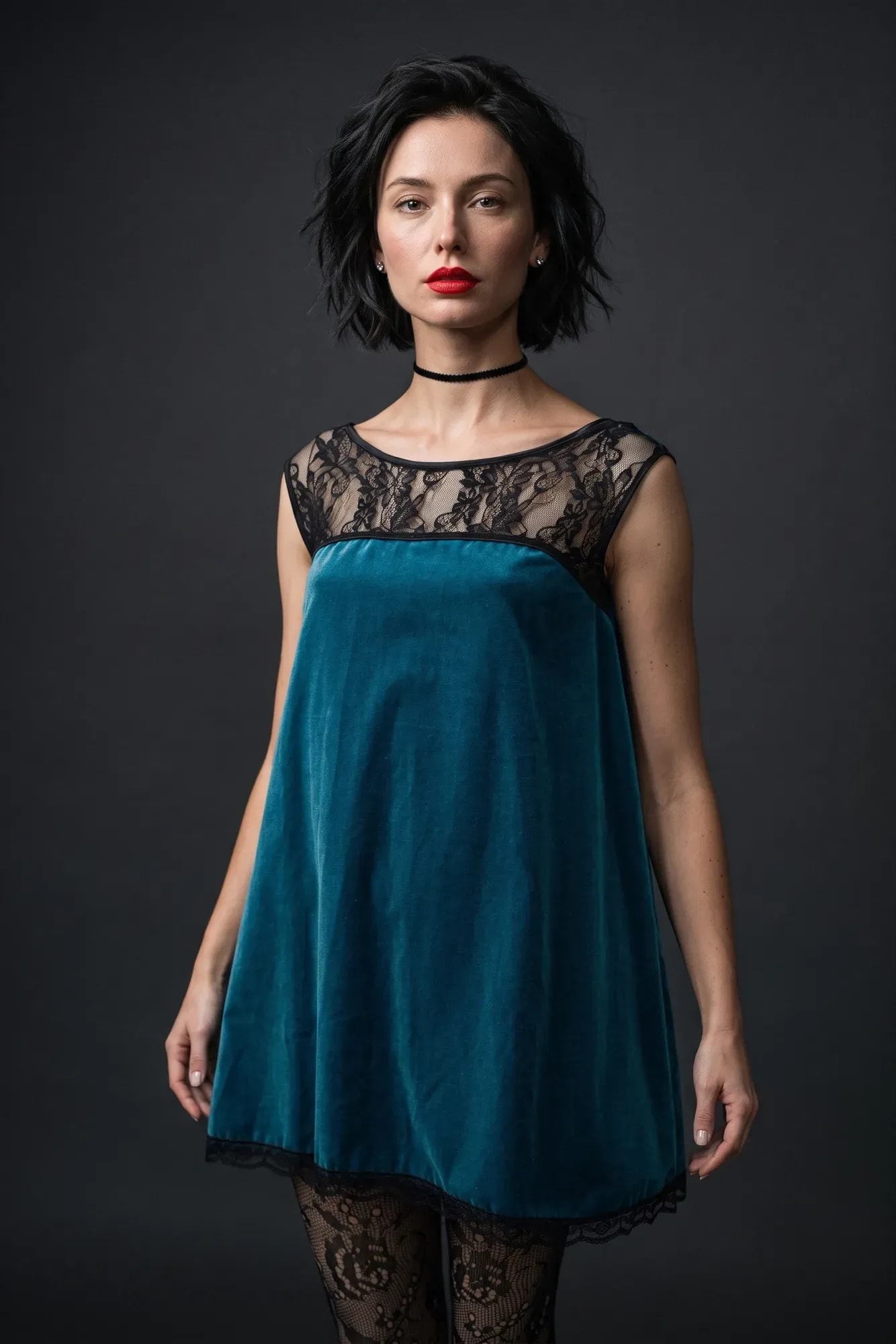 Vestido corto de terciopelo azul con canesú de encaje - Atelier Molina