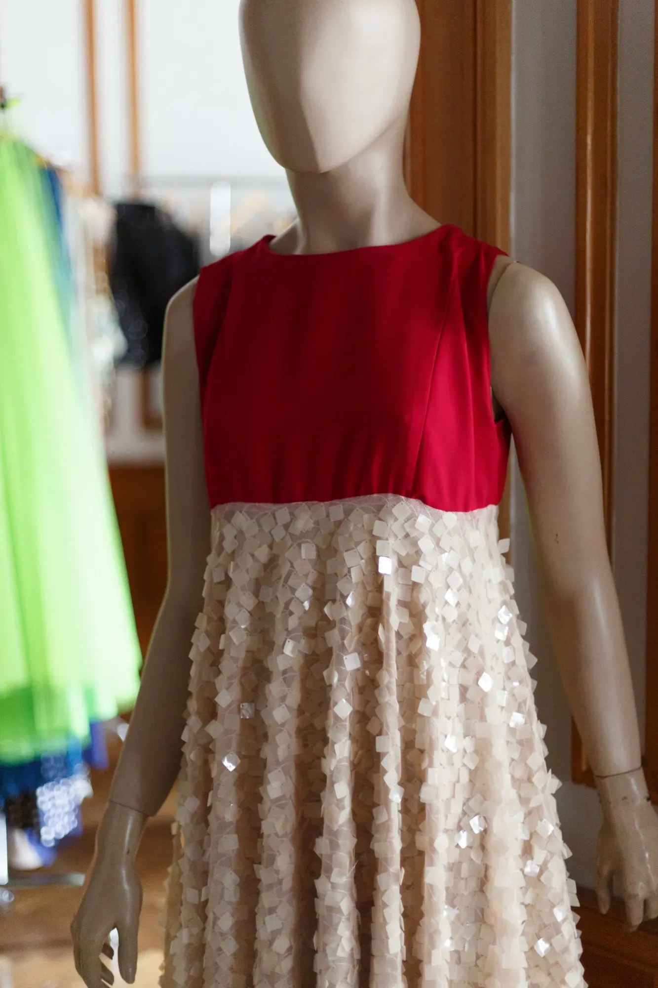 vestido cuello bote bordo con falda de lentejuelas cuadradas de Atelier Molina