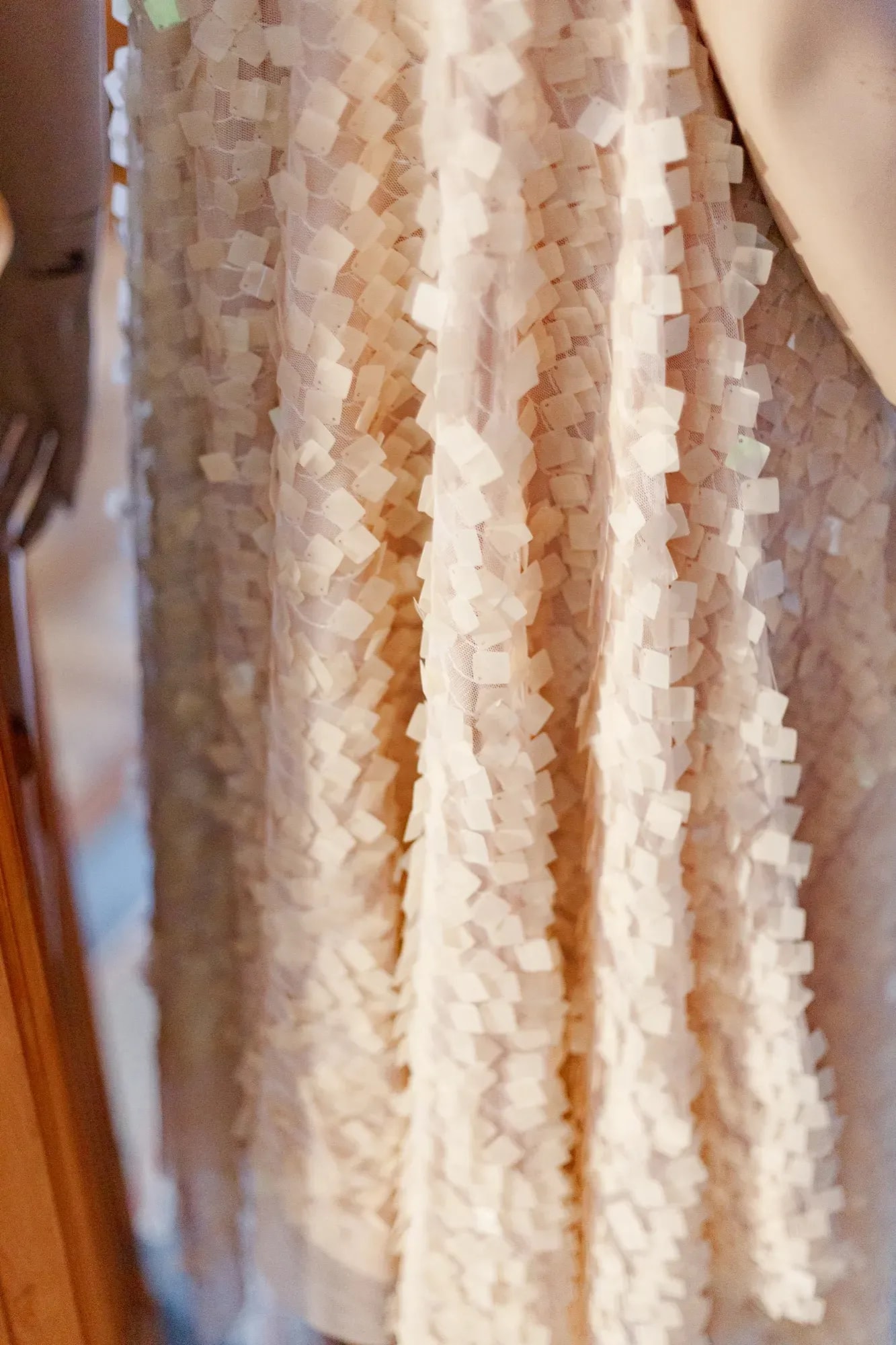 vestido cuello bote bordo con falda de lentejuelas cuadradas de Atelier Molina