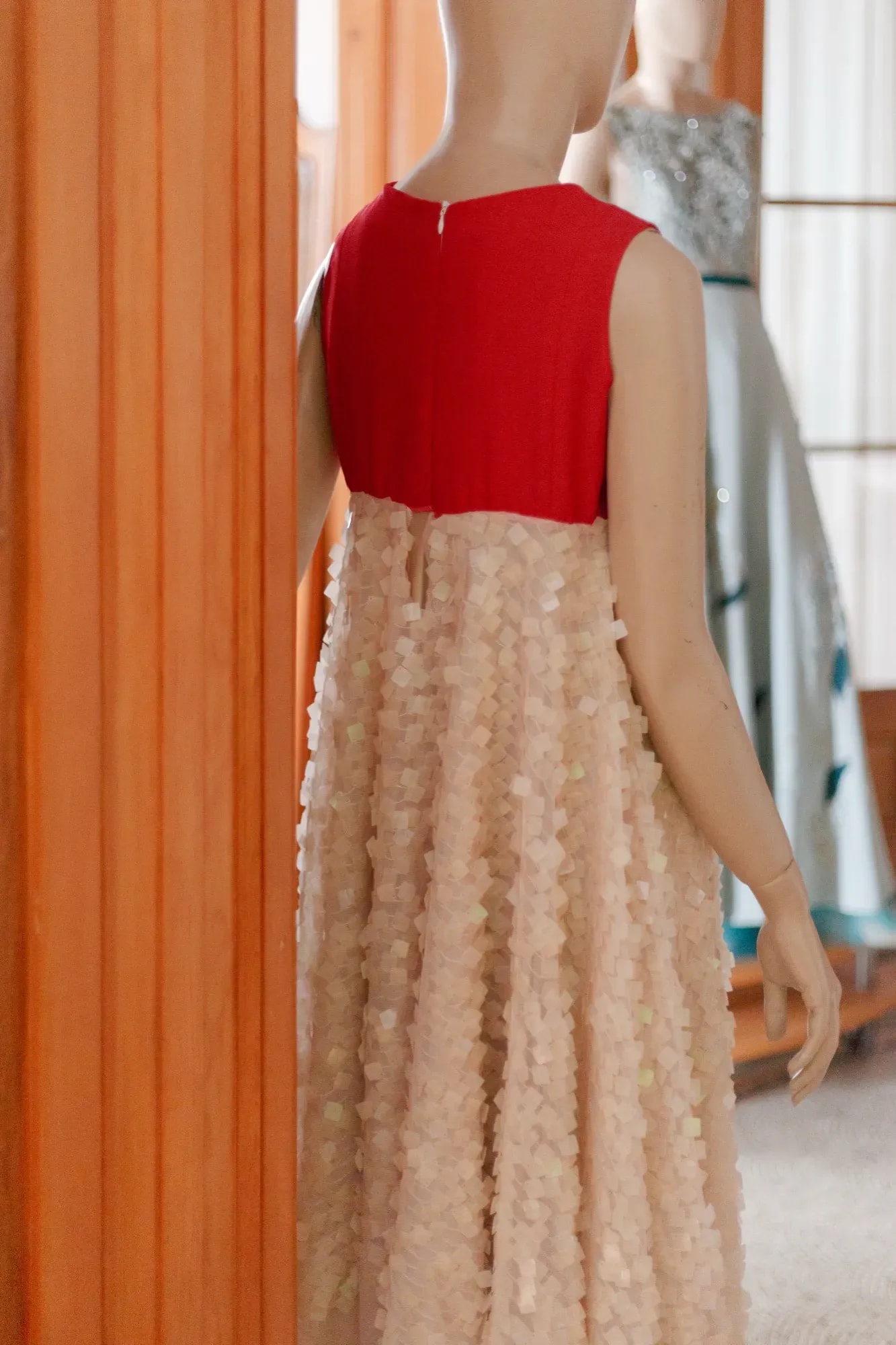 vestido cuello bote bordo con falda de lentejuelas cuadradas de Atelier Molina
