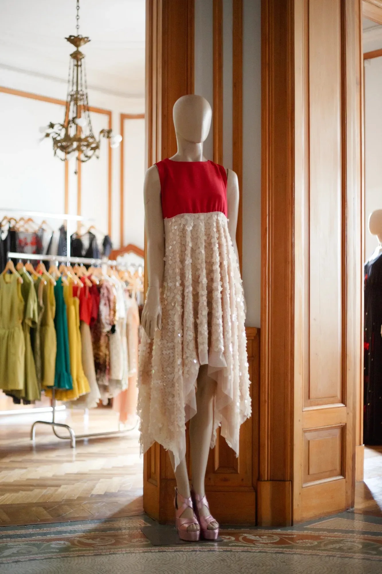 vestido cuello bote bordo con falda de lentejuelas cuadradas de Atelier Molina