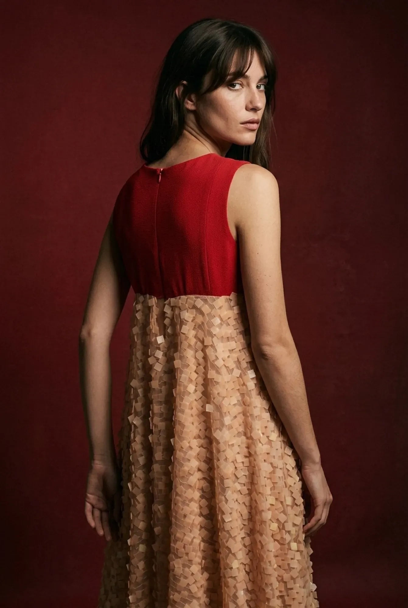 vestido cuello bote bordo con falda de lentejuelas cuadradas de Atelier Molina