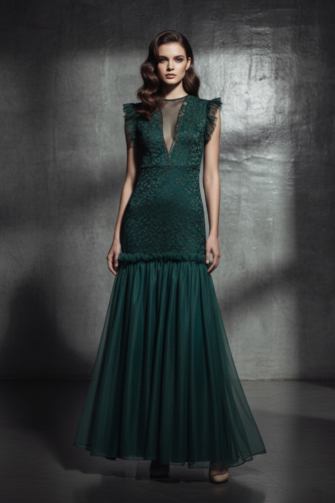 Vestido de encaje con ruffles verde sobre modelo, vista frontal con luz lateral que resalta la textura del encaje floral.