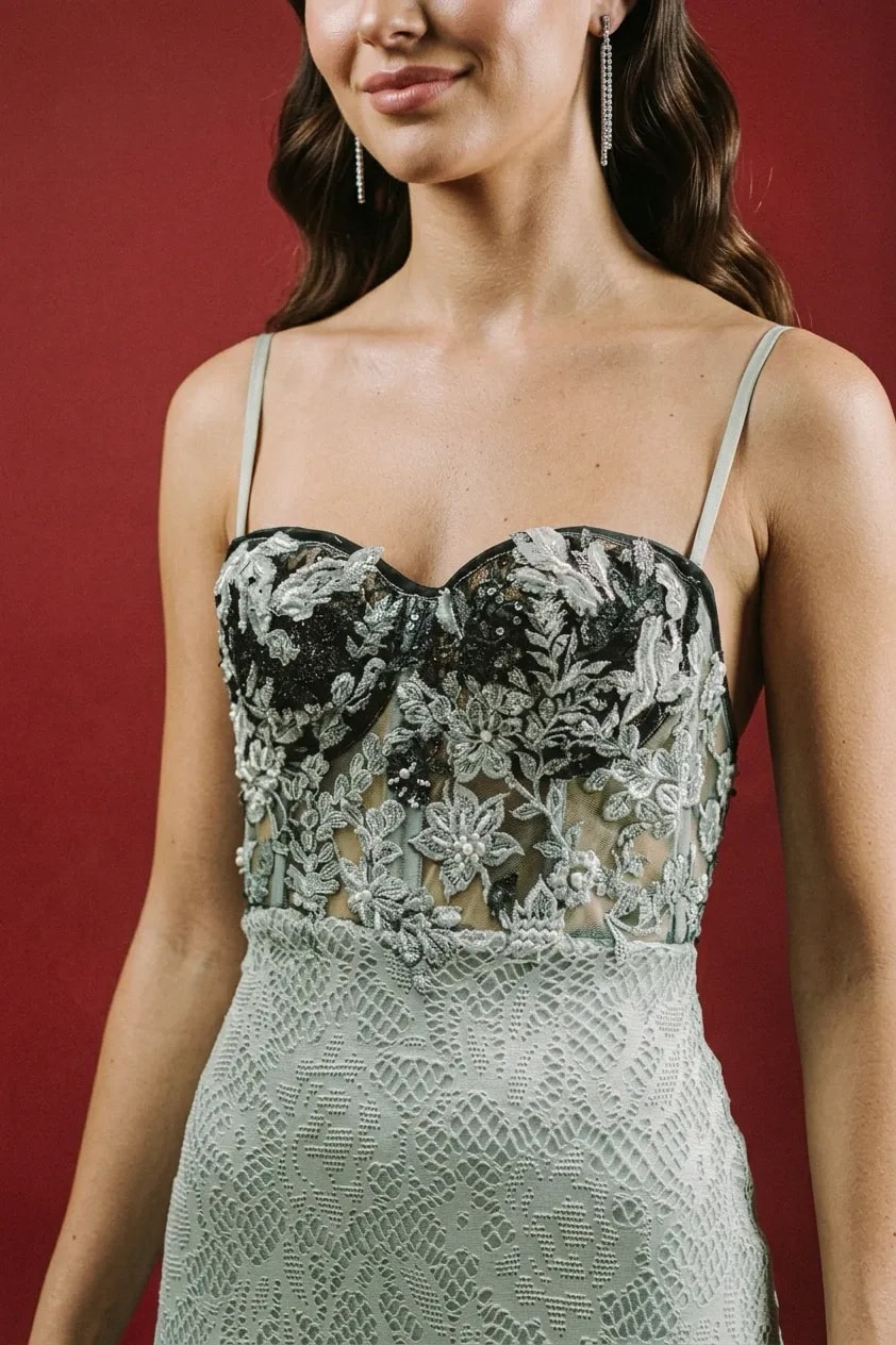 Robe de soirée avec corset brodé et jupe en dentelle 3