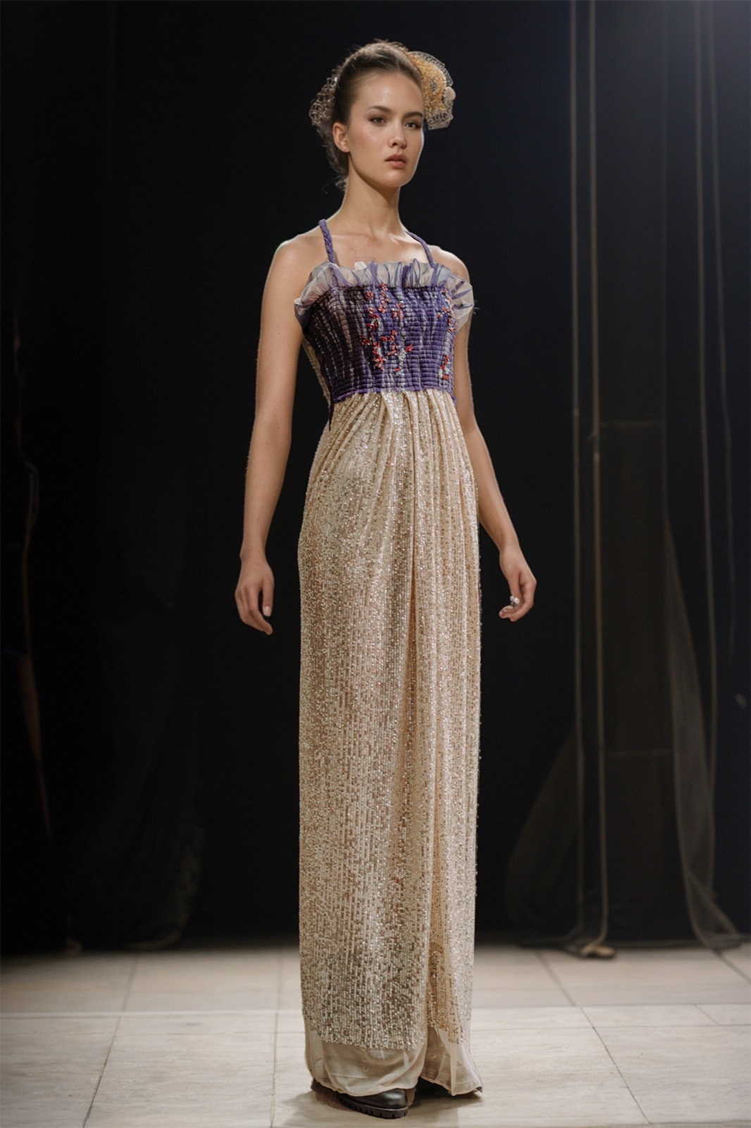Vestido drapeado violeta bordado con falda de paillete