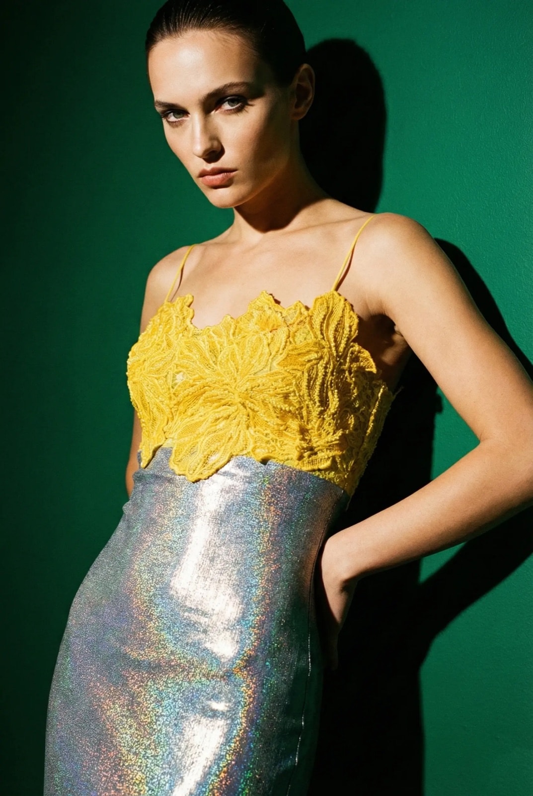 Robe « Yellow & Silver » | Bustier Brodé et Jupe Holographe