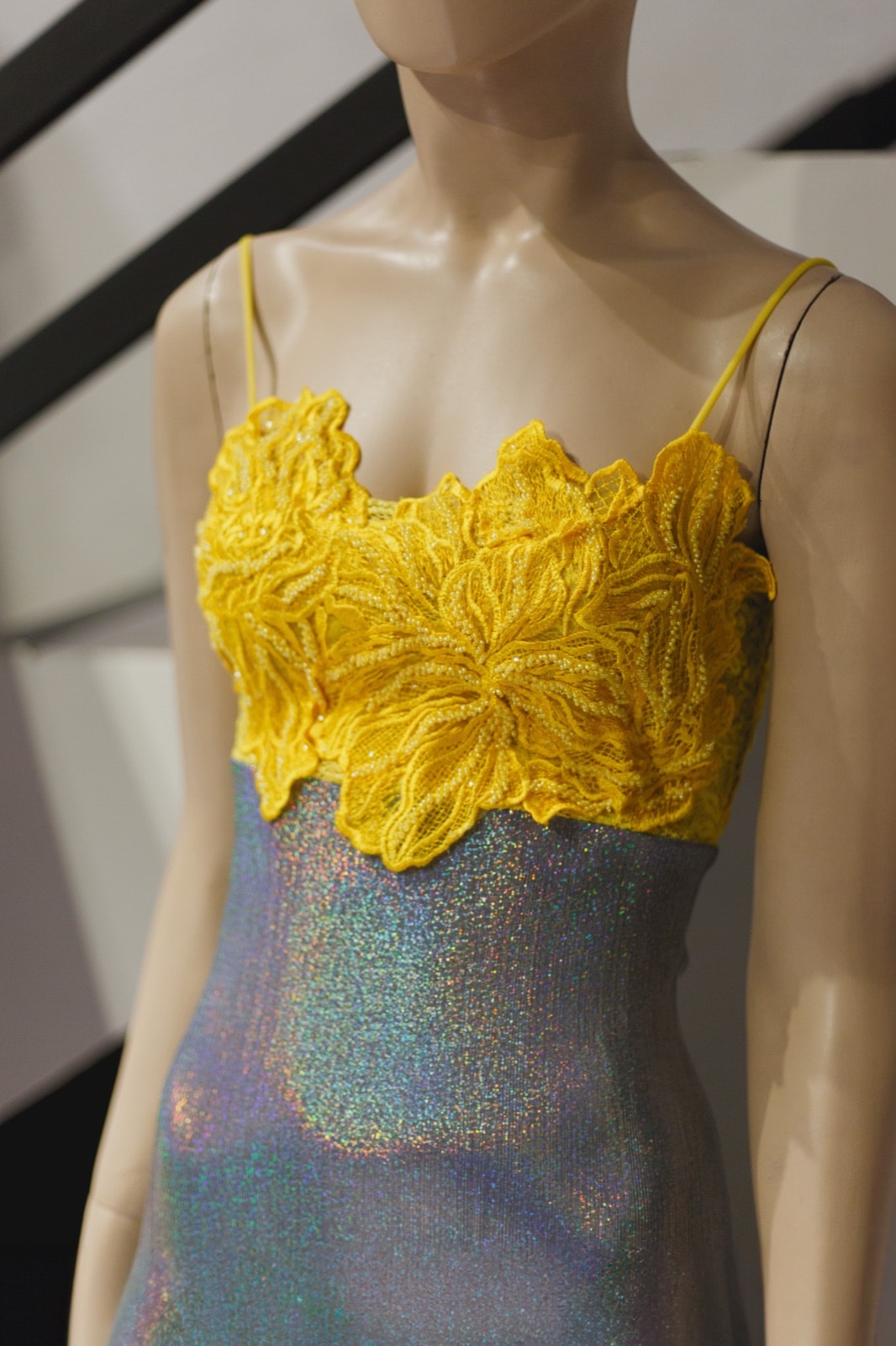 Vestido "Yellow & Silver" | Bustier Bordado y Falda Holográfica en internet