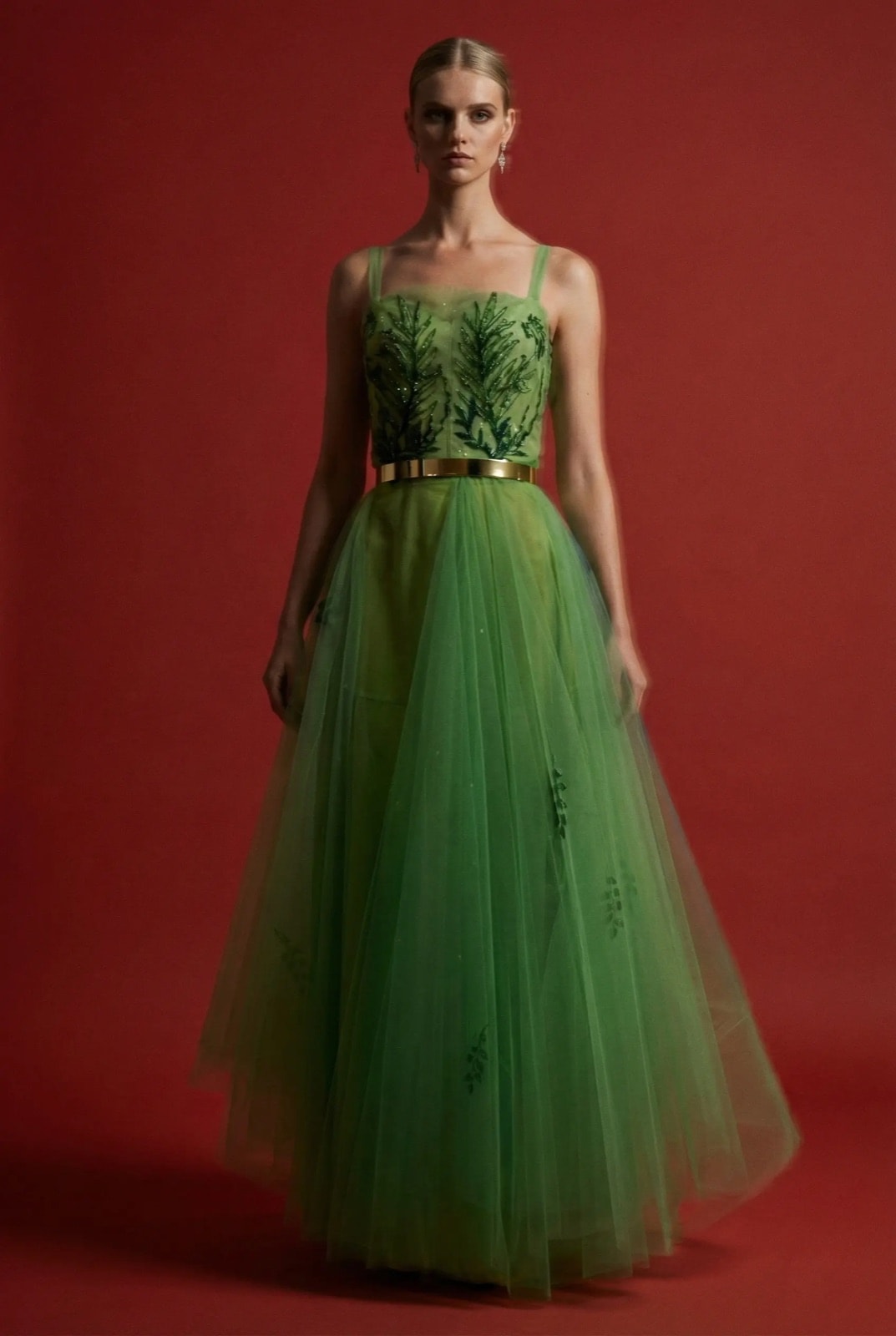 Vestido Emerald Garden de tul verde bordado sobre modelo de frente, mostrando la falda amplia y el corpiño transparente.