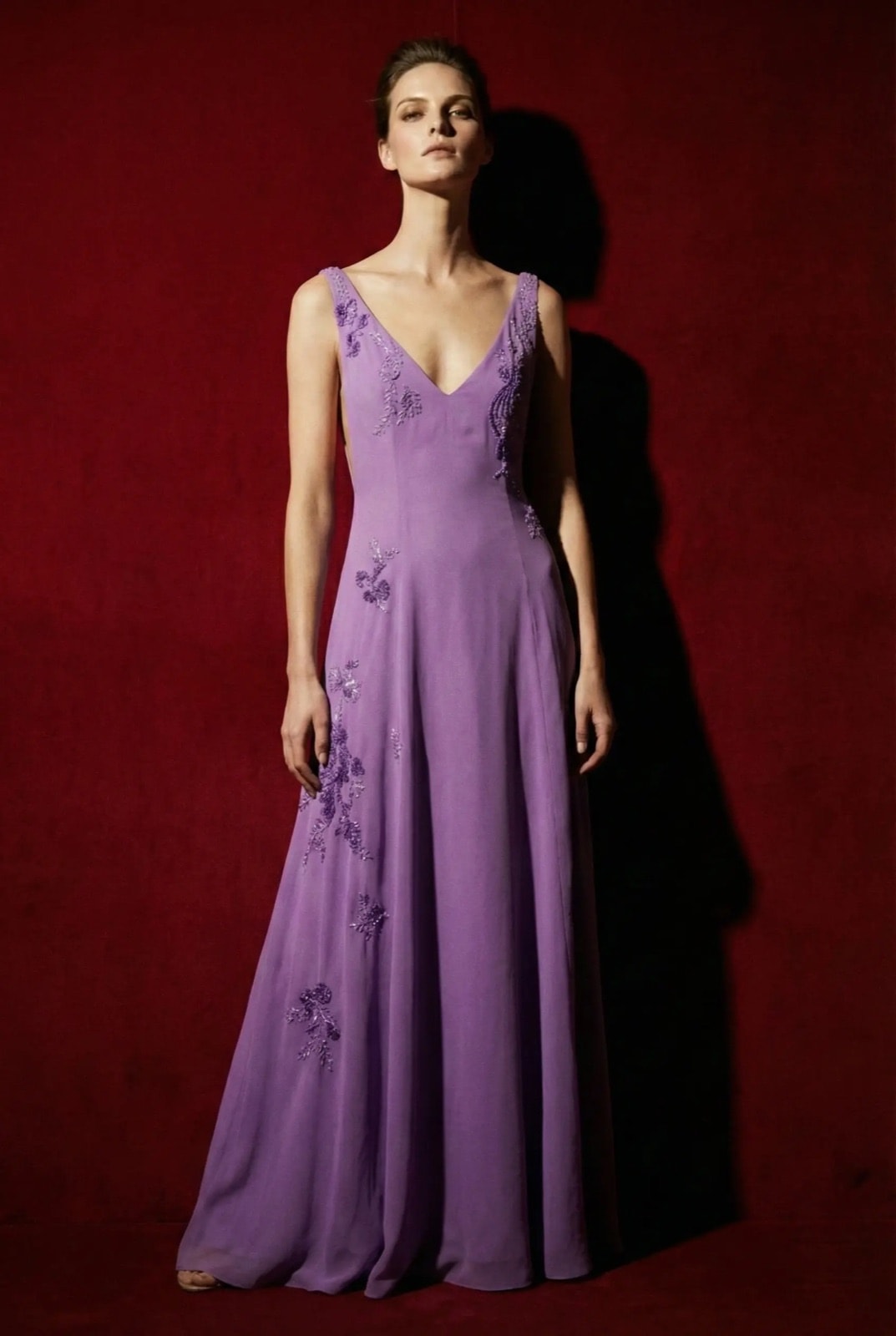 Robe « Amethyst Garden » | Crêpe violette avec broderie en cristal et paillettes