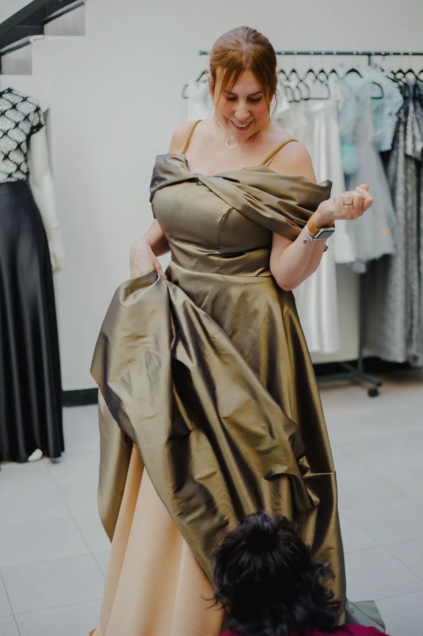 Prueba de un vestido de gala en taffeta, ajustado sobre el cuerpo de la clienta