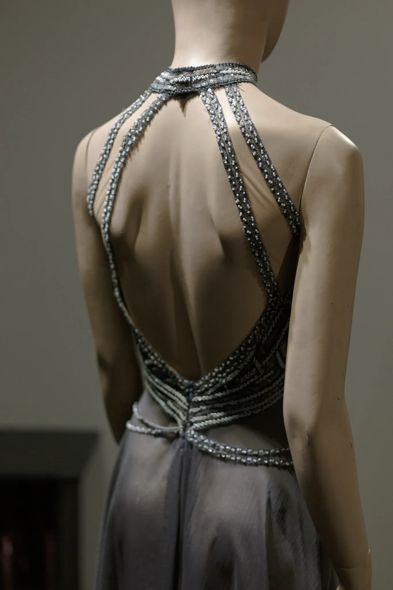 Vestido Largo gris con Bustier Bordado y Cuello Halter 4