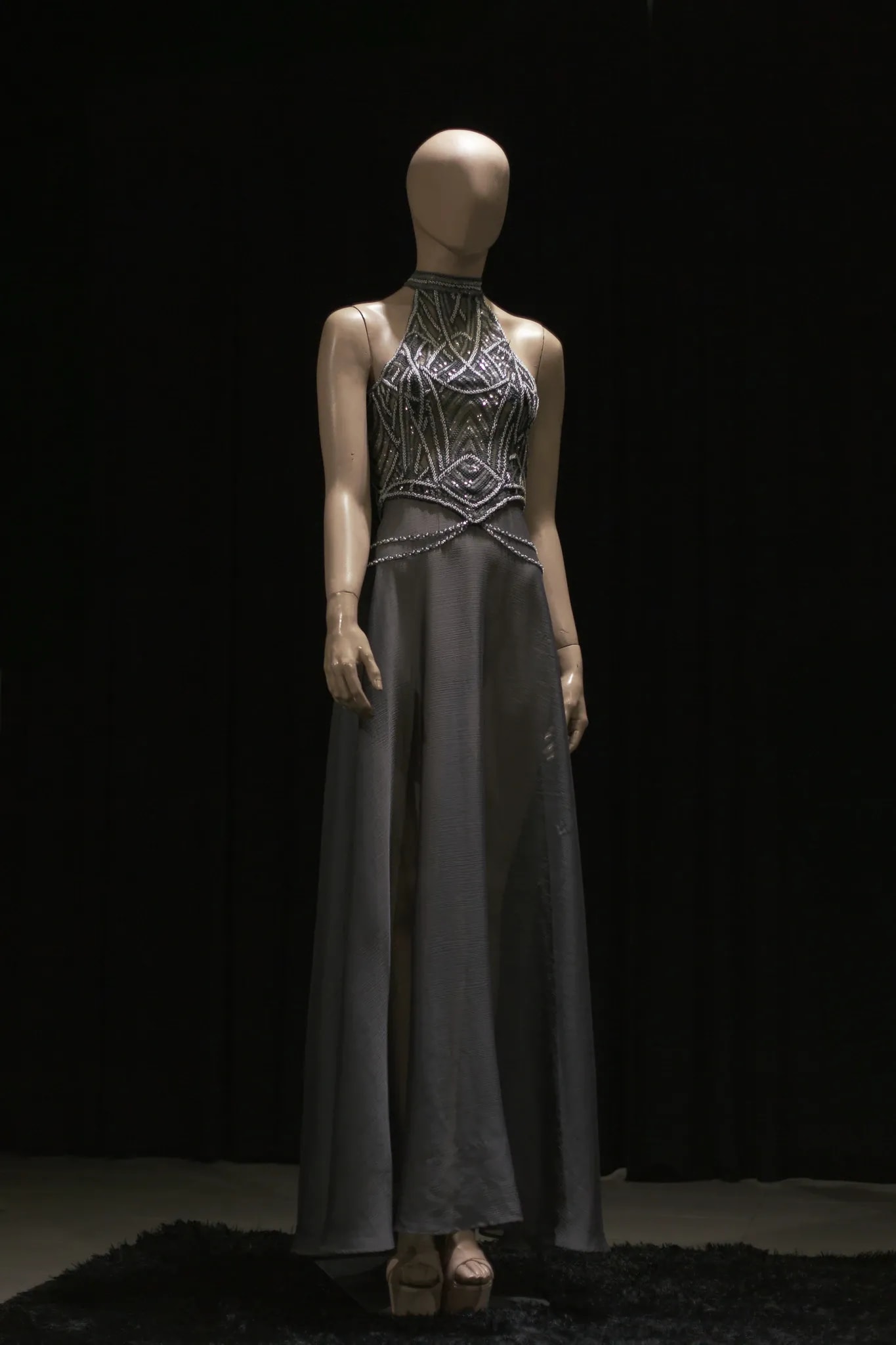 Vestido Largo gris con Bustier Bordado y Cuello Halter 5