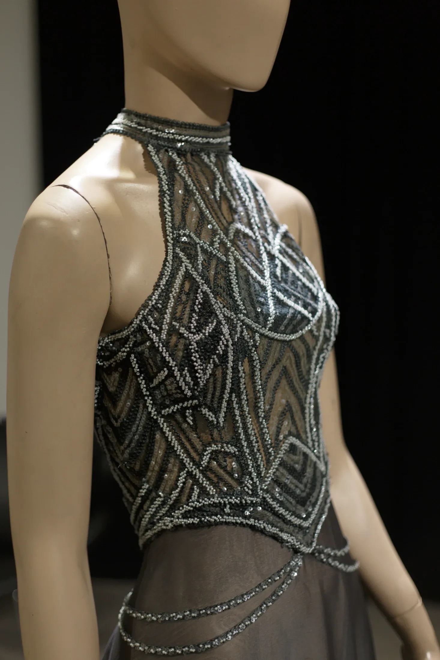 Vestido Largo gris con Bustier Bordado y Cuello Halter 3