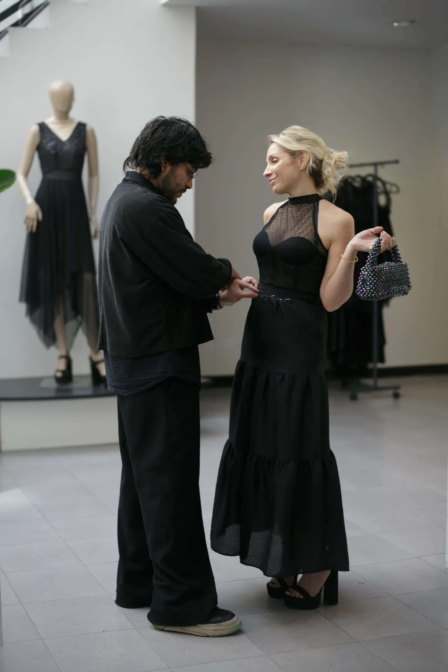 Prueba de un vestido negro a medida en el atelier de Buenos Aires