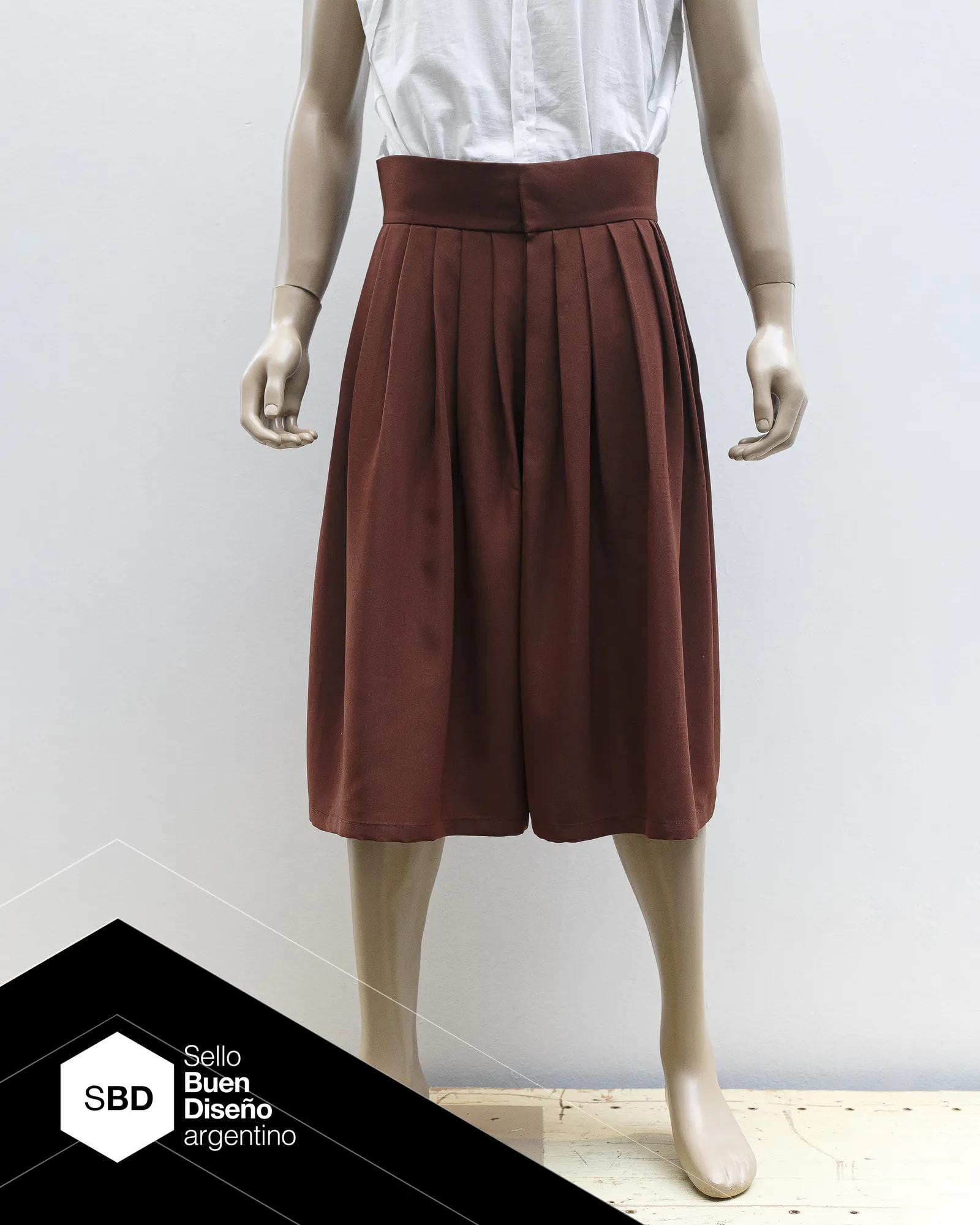 Ritual Shorts by Atelier Molina in eucalyptus fibre Tencel, with five centimetre pleats at the waist. Part of the PLIEGO line, Argentine Good Design Seal 2026, made in Buenos Aires.