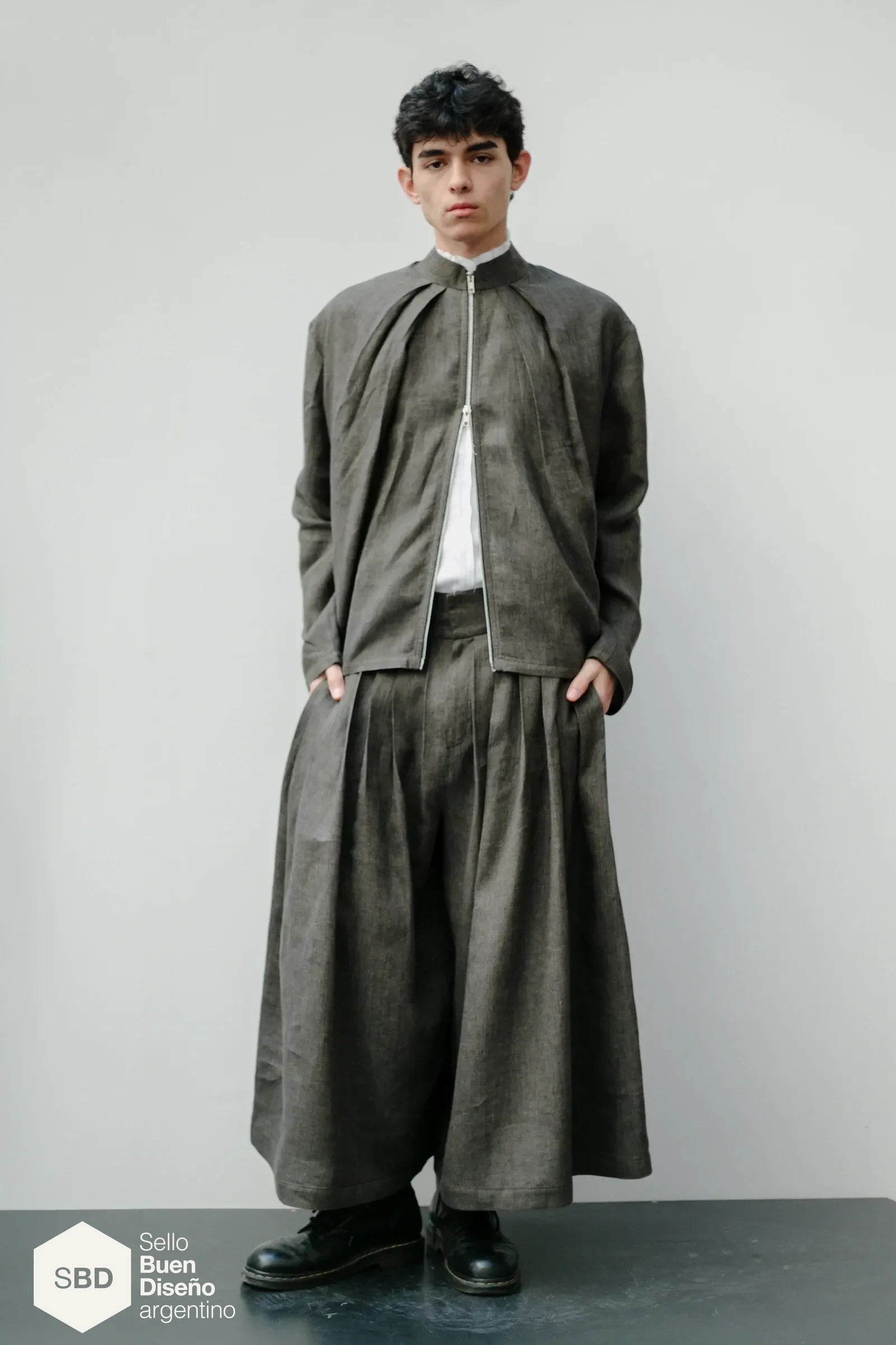 Pantalón Ritual y Chaqueta Molina en lino italiano verde alga, el look de Atelier Molina publicado por Marie Claire Argentina para el Día del Sastre 2026