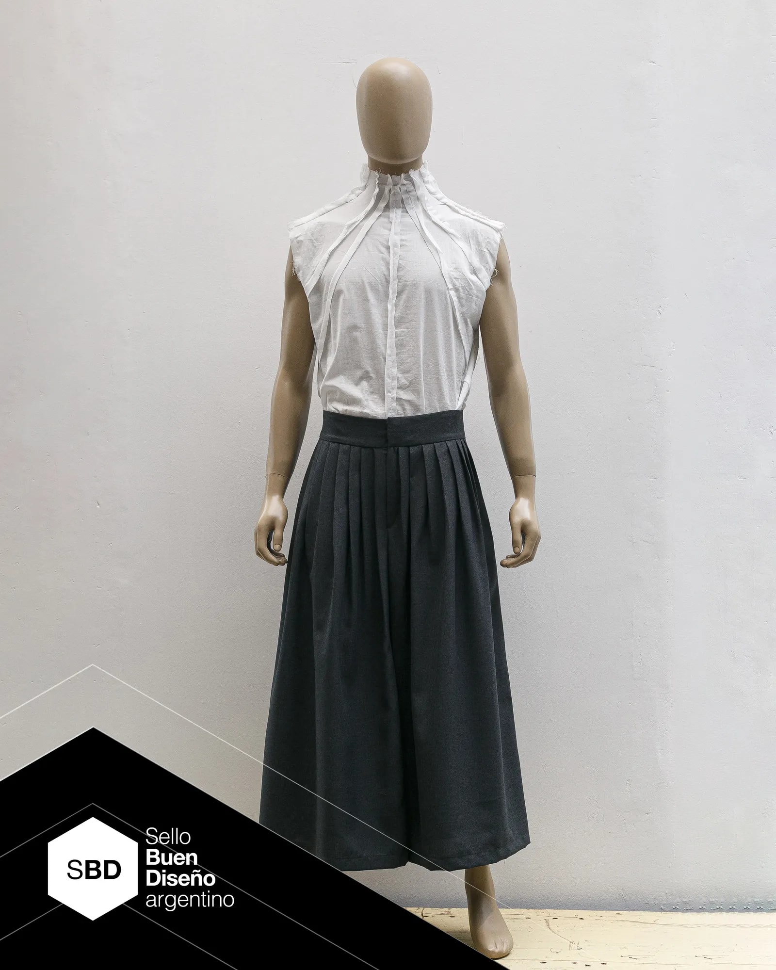 Ritual Trousers by Atelier Molina in eucalyptus fibre Tencel, with five centimetre pleats at the waist. Part of the PLIEGO line, Argentine Good Design Seal 2026, made in Buenos Aires.