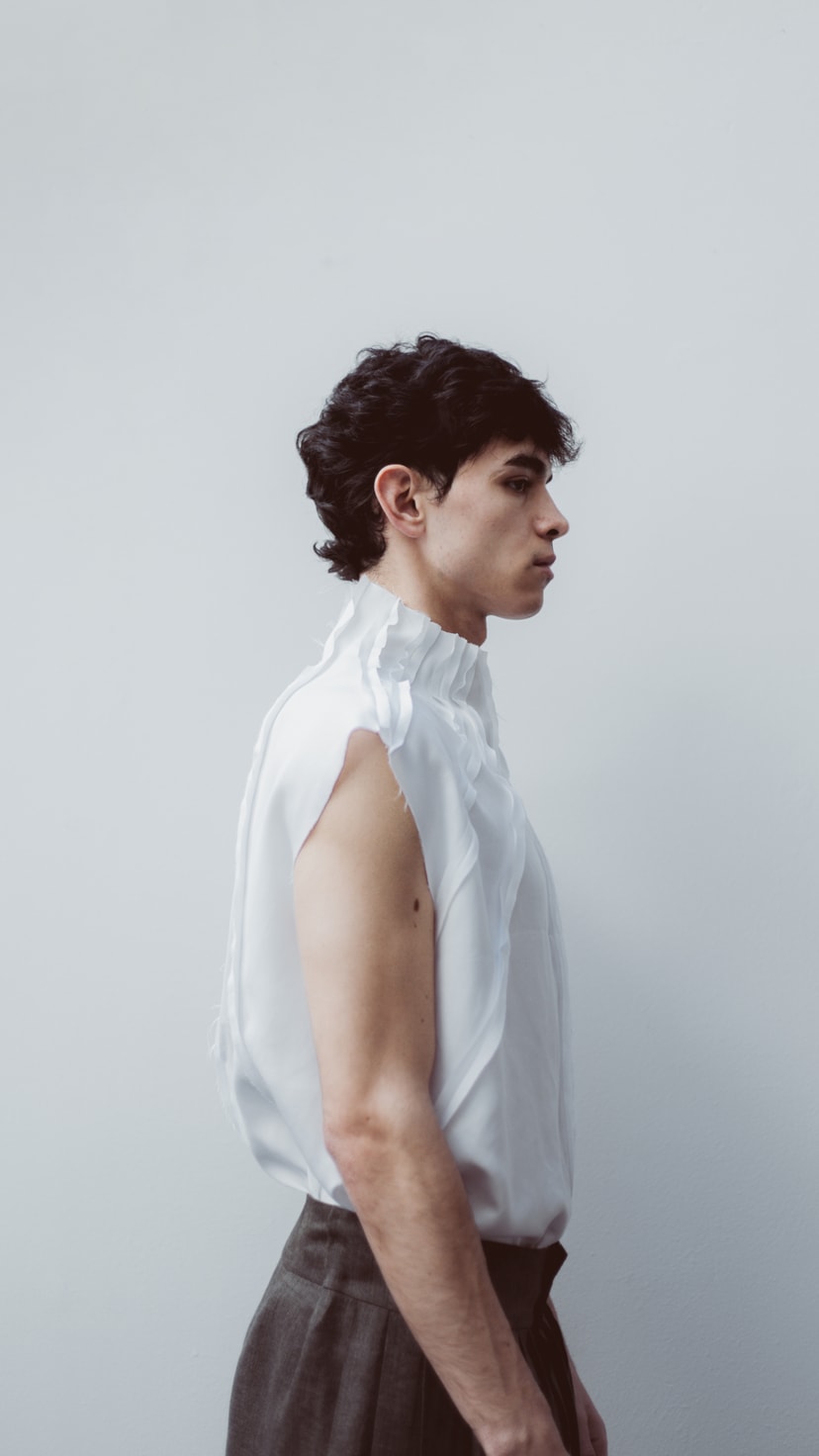 Camisa Radial de algodón con costuras expuestas y cuello alto tableado, de perfil, Atelier Molina, Buenos Aires.