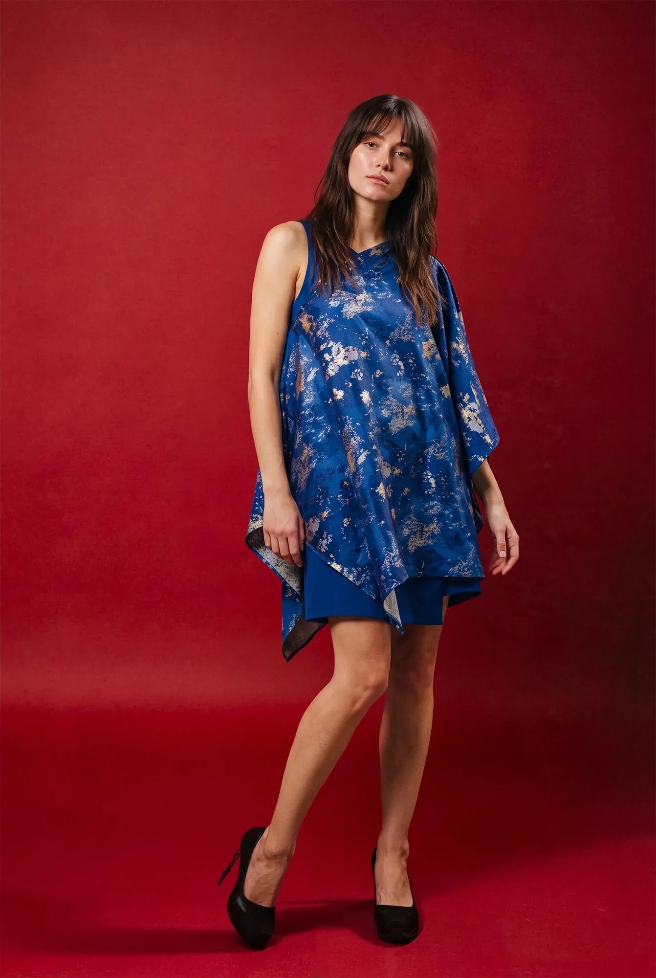 Vestido capa de brocato azul con dorado