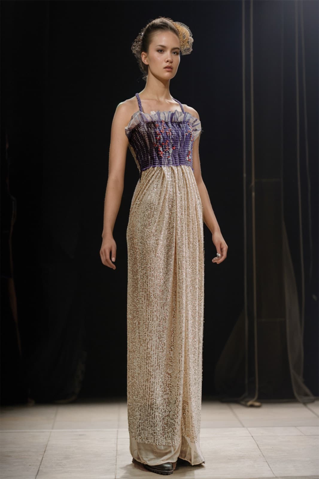 Vestido drapeado violeta bordado con falda de paillete