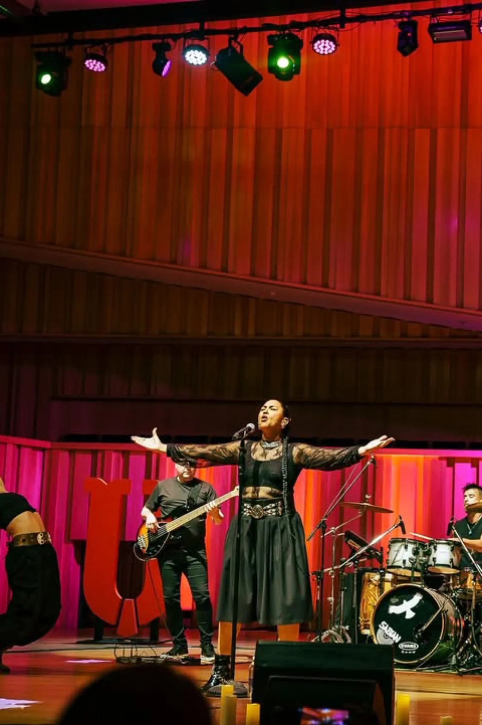 Flor Paz en escenario con la Bermuda Ritual