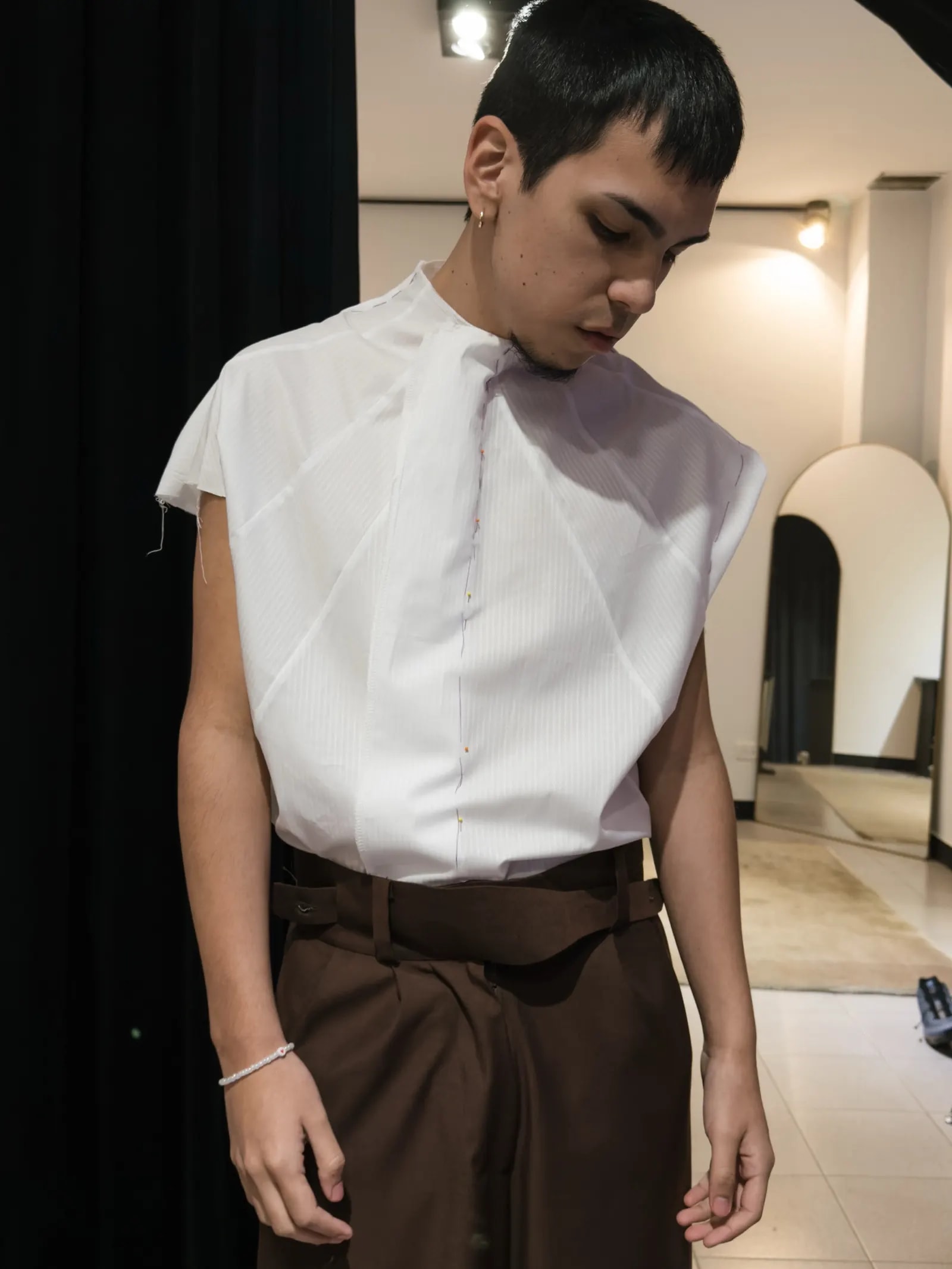 Milo J en escenario con una variante de la Camisa Radial de Atelier Molina