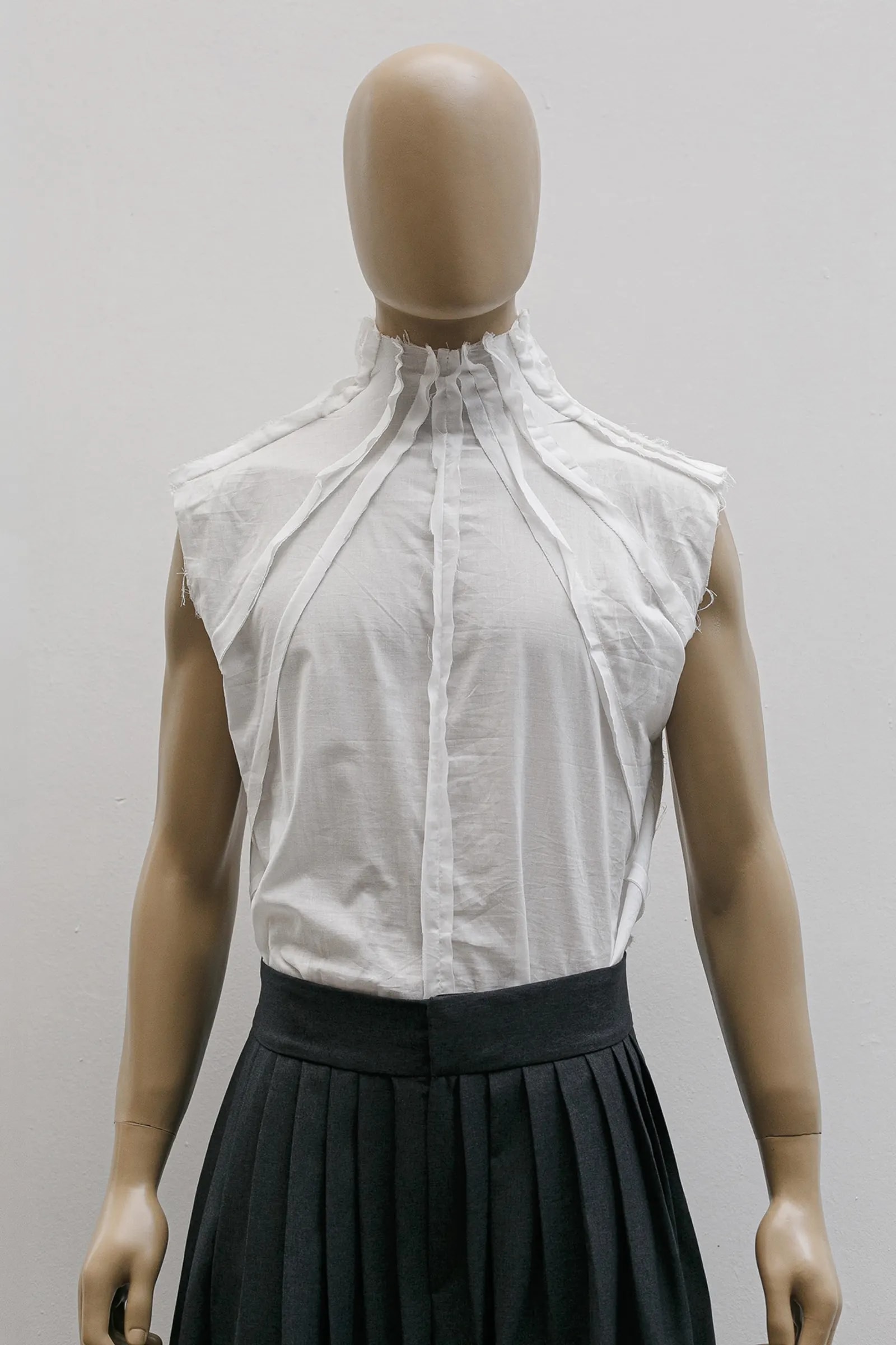Camisa Radial de poplin blanco con pliegues radiales desde el cuello, Atelier Molina