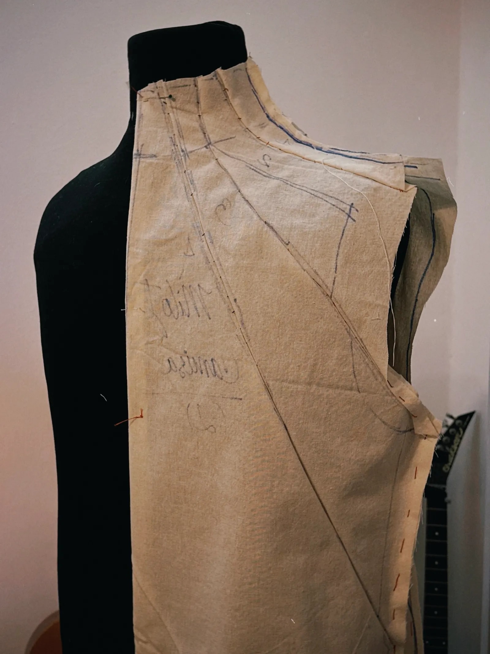 Toile de la Camisa Radial montada sobre maniquí, vista de frente