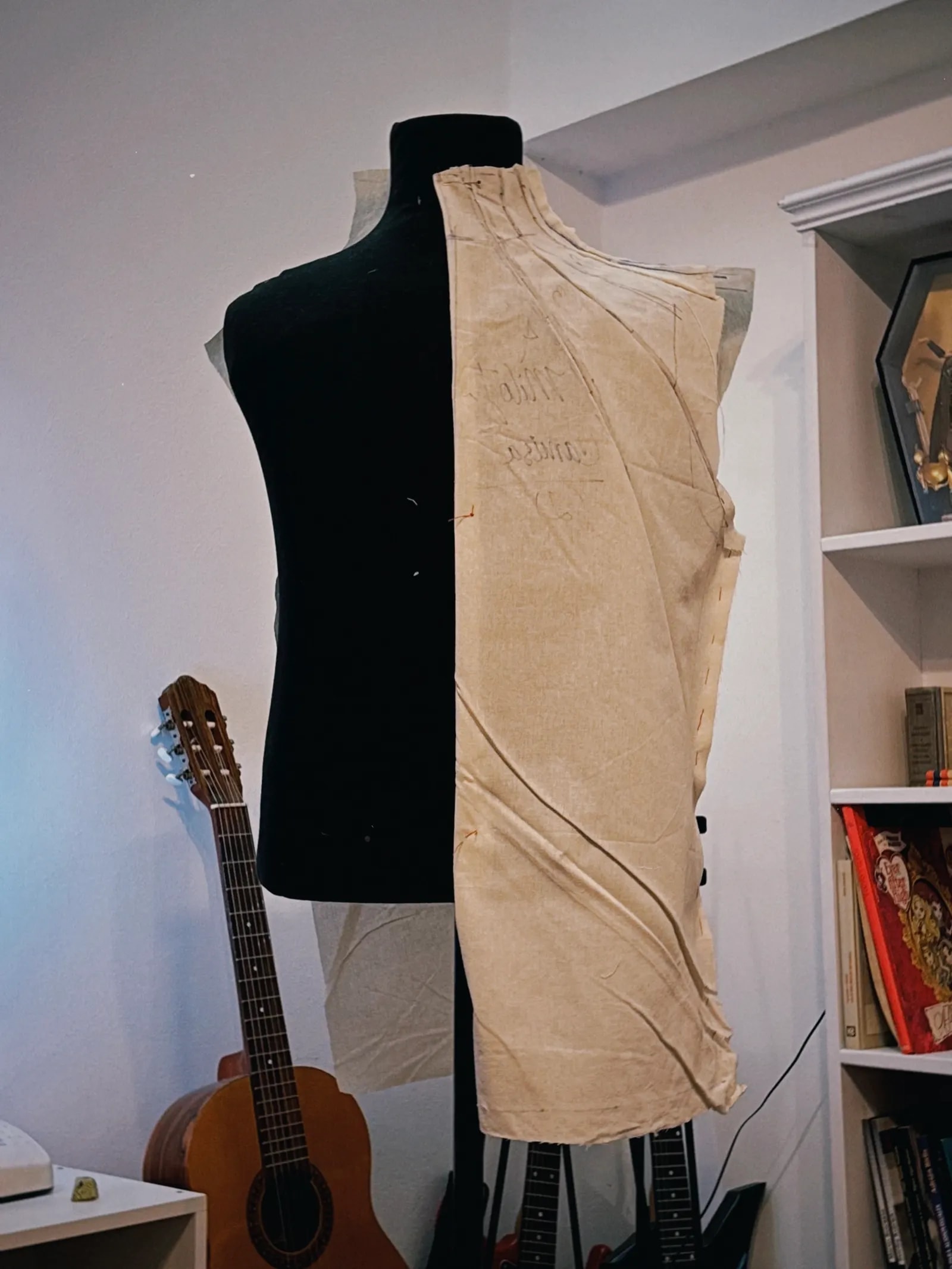 Toile de la Camisa Radial sobre maniquí, vista lateral