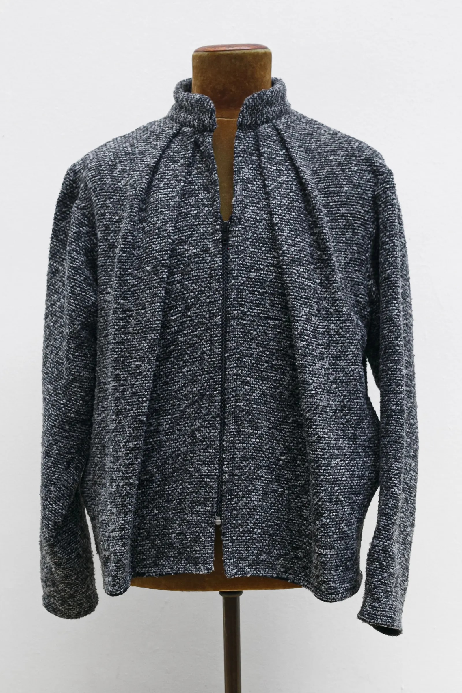 Molina Jacket de bouclé gris de lana y viscosa con pliegues frontales, Atelier Molina